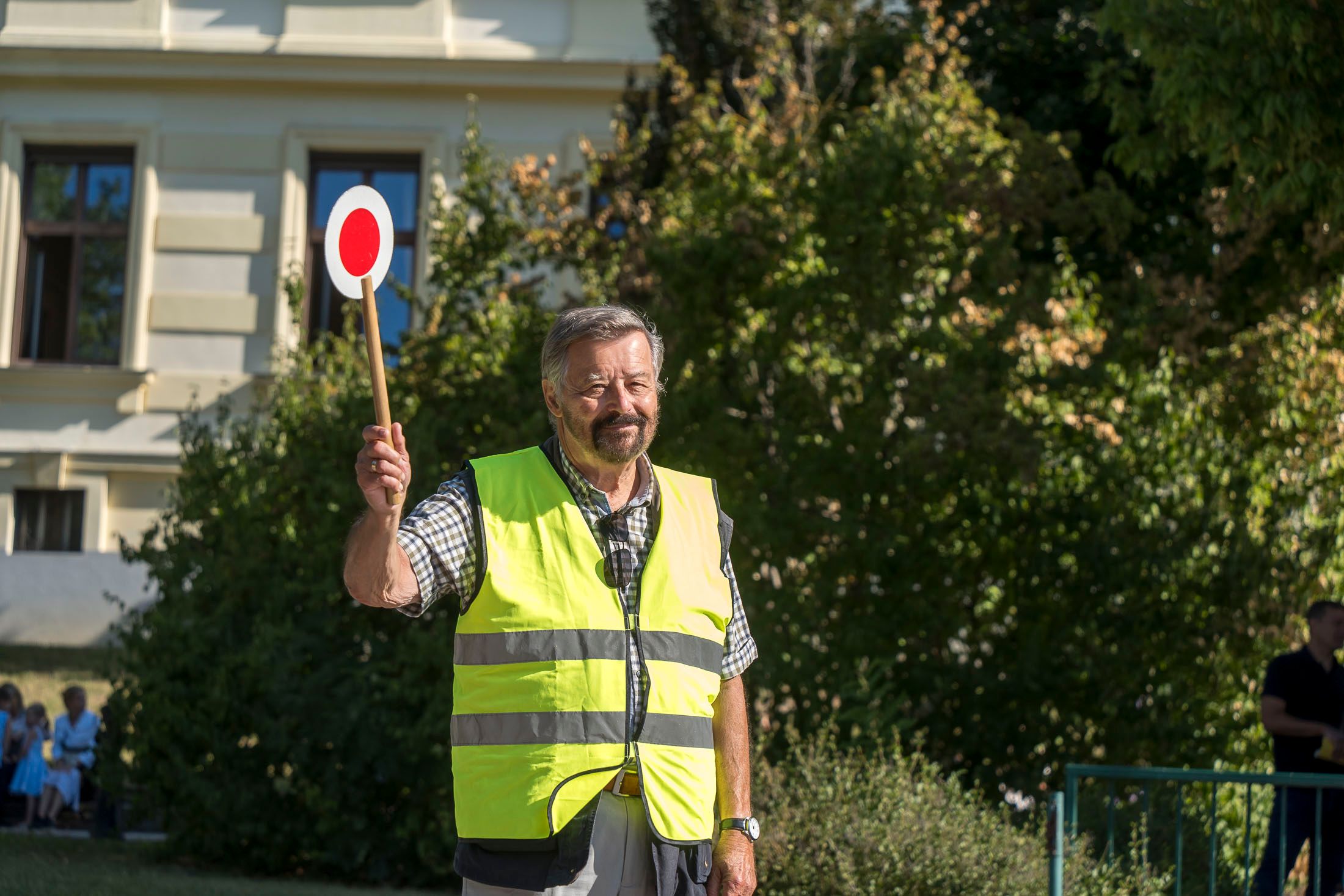 Der ehemalige Volksschuldirektor Hans Ambros arbeitet in seiner Pension regelmäßig als Erwachsenenlotse.
