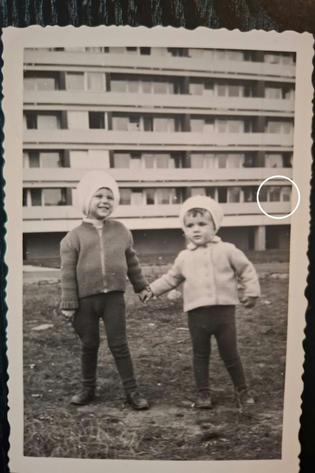 Niki mit seinem Bruder Daniel vor der Wohnung, die er nach dem Tod der Eltern übernahm; hier fand auch das Interview statt