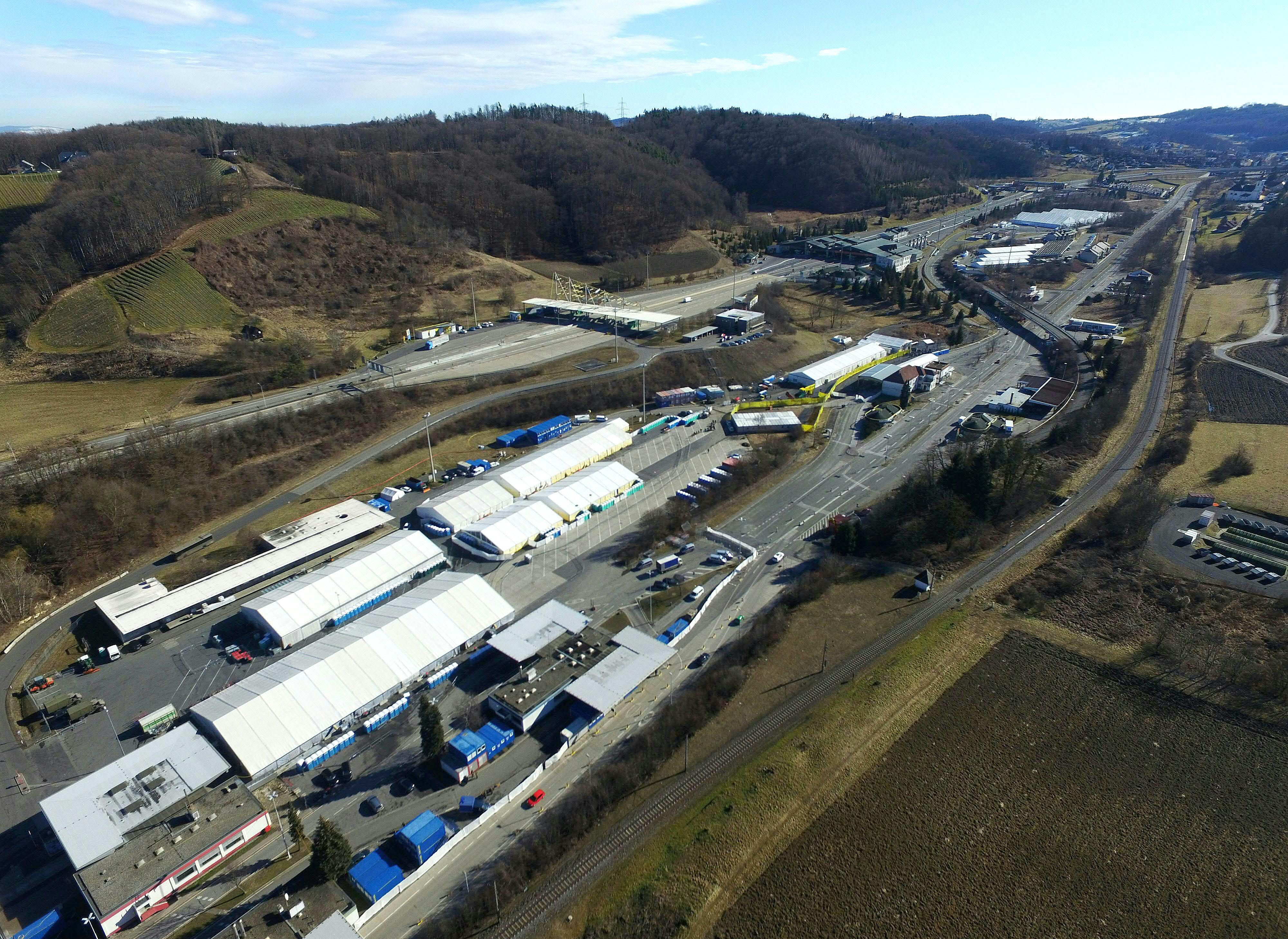 Vier der insgesamt fünf Großzelte sollen abgebaut werden.