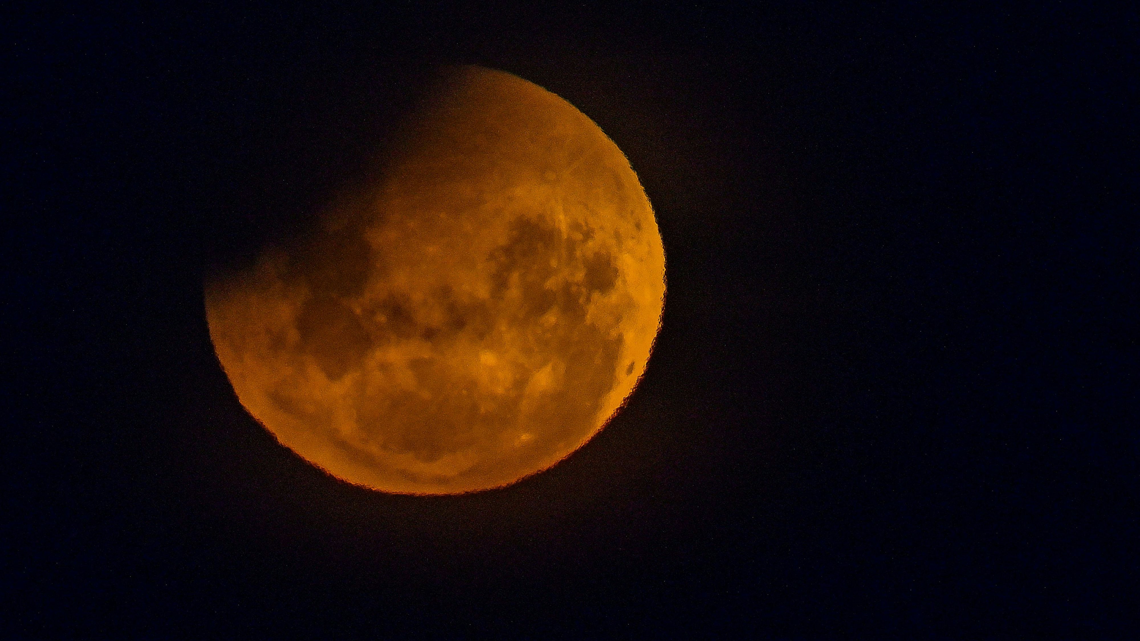 Download von www.picturedesk.com am 01.09.2025 (15:53).  A full moon, also known as the "Blood Moon," is seen during a partial eclipse in the sky over Lake George near the Australian capital city of Canberra on March 14, 2025. Stargazers across a swathe of the world marvelled at a dramatic red "Blood Moon" during a rare total lunar eclipse in the early hours of March 14. (Photo by Izhar KHAN / AFP) - 20250314_PD4231 - Rechteinfo: Rights Managed (RM) Nur für redaktionelle Nutzung! Werbliche Nutzung erfordert Freigabe: bitte schicken Sie uns eine Anfrage.