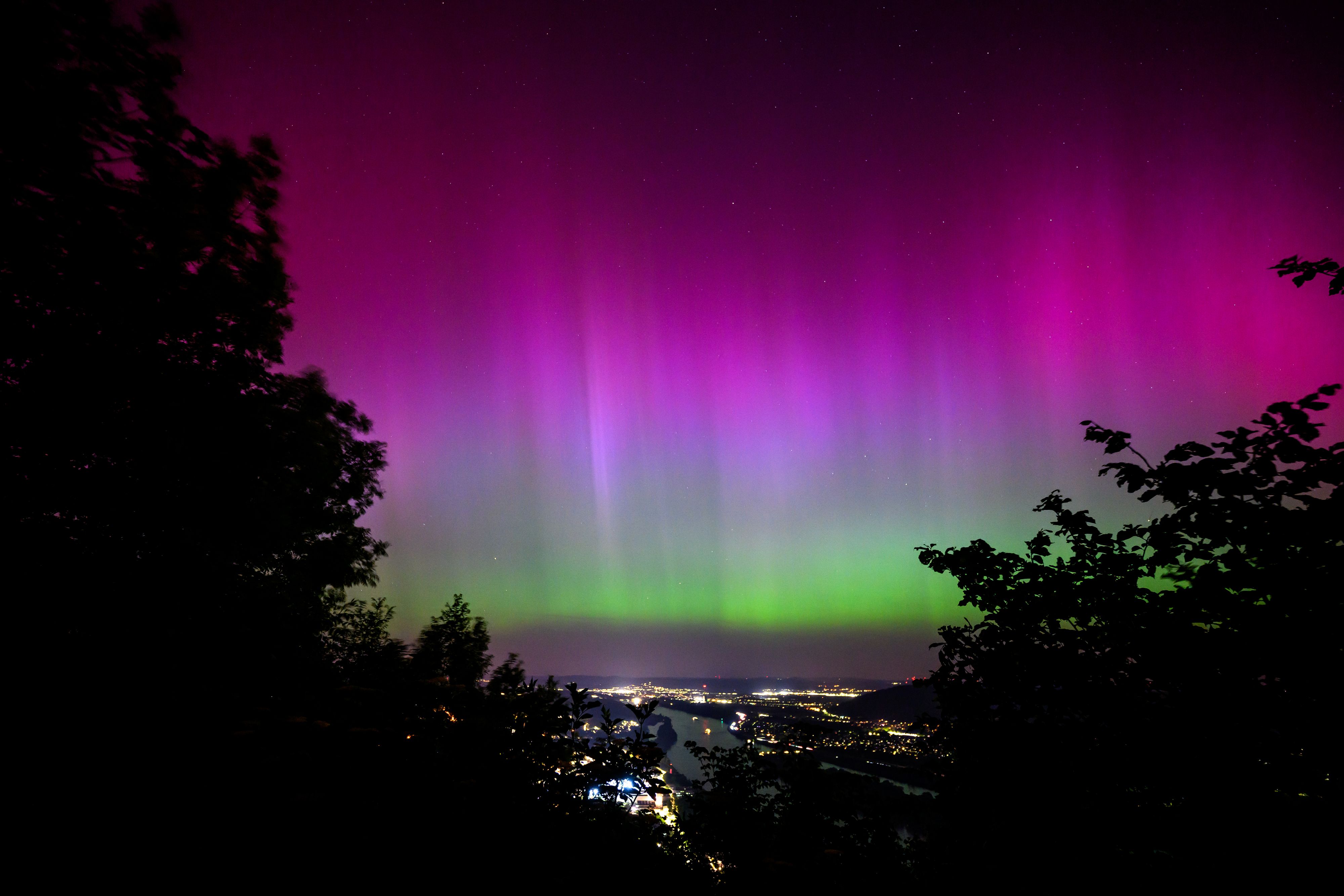 Jetzt könnte es wieder soweit sein und Polarlichter über Österreich tanzen. Dieses Bild entstand am 11. Mai 2024 und zeigt den Blick vom Leopoldsberg auf Klosterneuburg und Korneuburg.