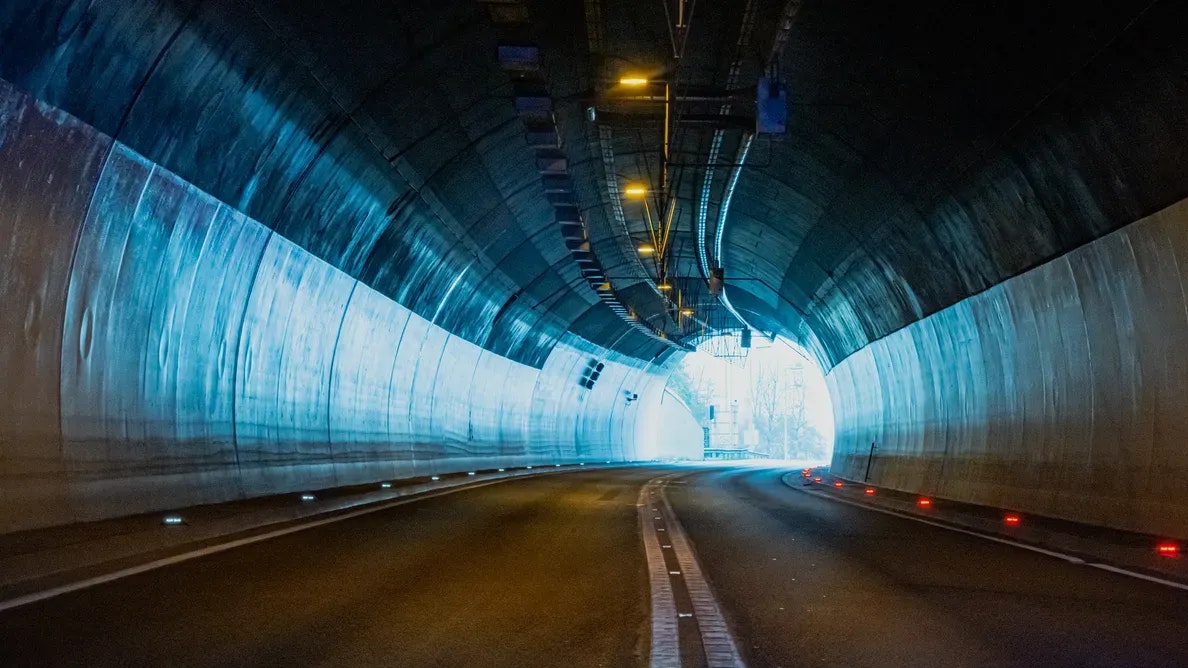 Heute.at - Autofahrer (58) hat Panne, dreht in Tunnel plötzlich um