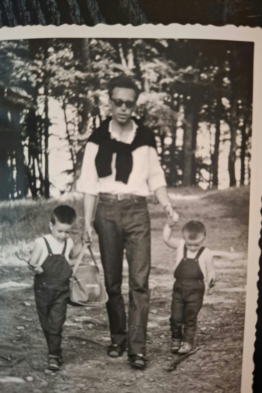 Die Buben mit Vater Herbert O. Glattauer, der im Vorjahr im Alter von 88 Jahren gestorben ist