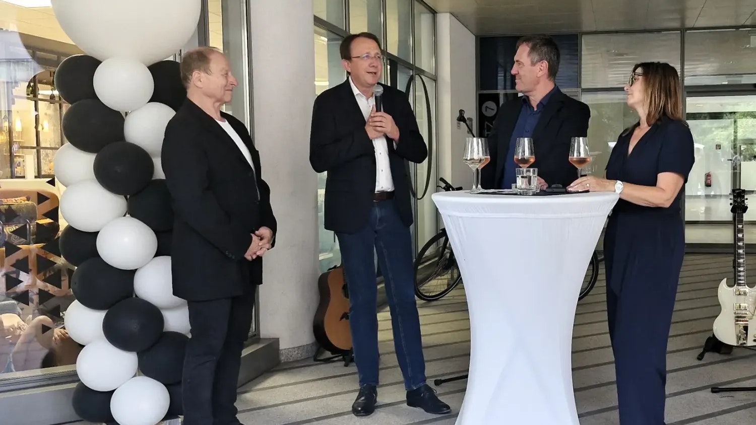 Gratulierte zur Eröffnung: Bürgermeister Matthias Stadler (SP, 2.v.l.)