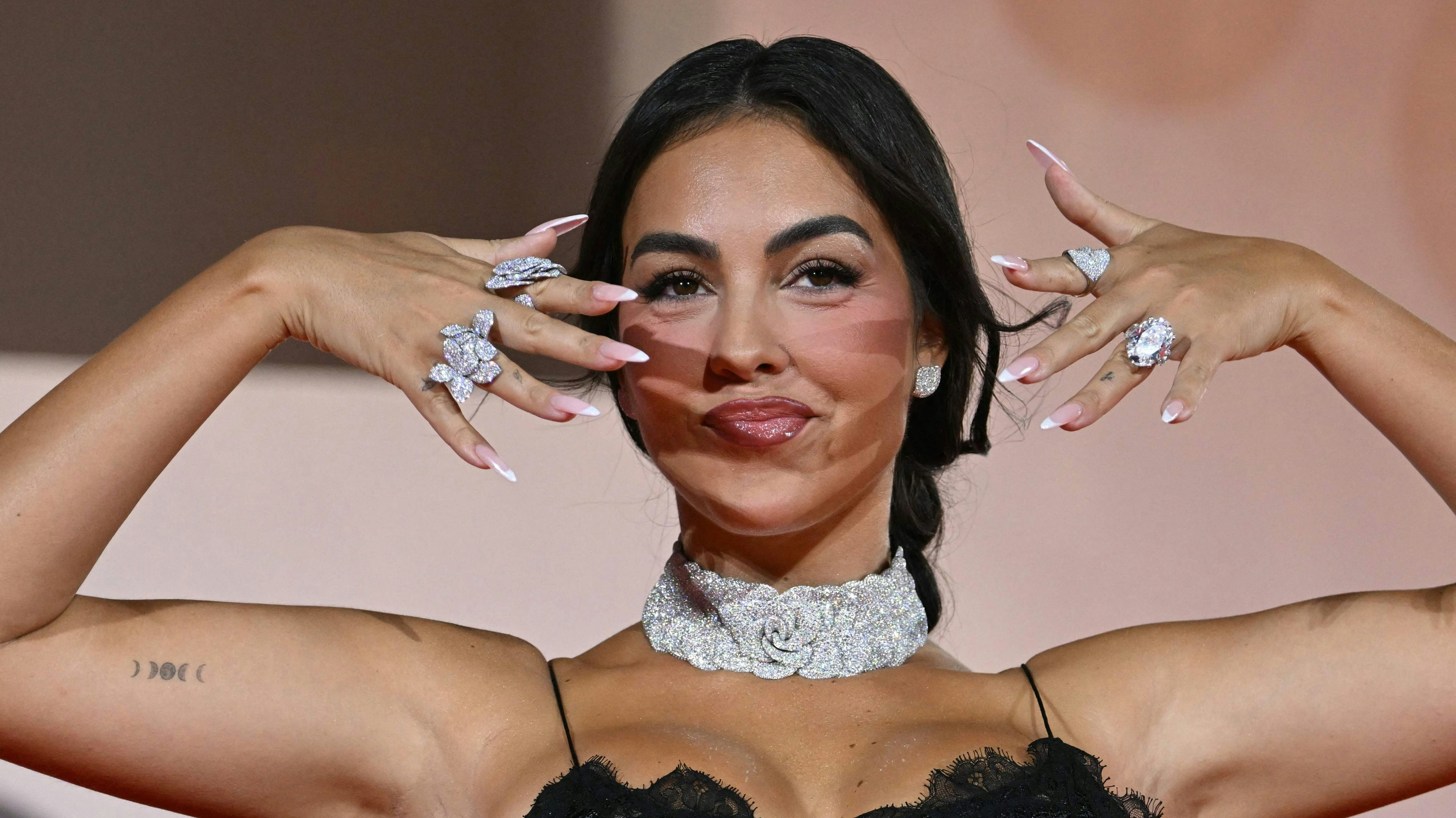 Heute.at - Ronaldos Verlobte zeigt den Millionen-Ring in Venedig