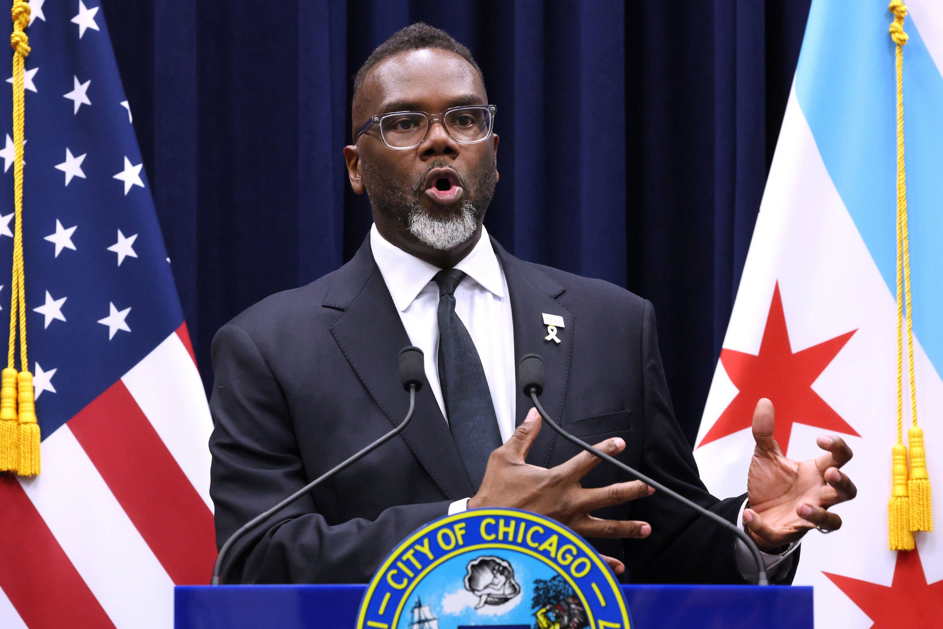 Chicagos Bürgermeister, Brandon Johnson, hat Maßnahmen gegen einen möglichen Militäreinsatz ergriffen.