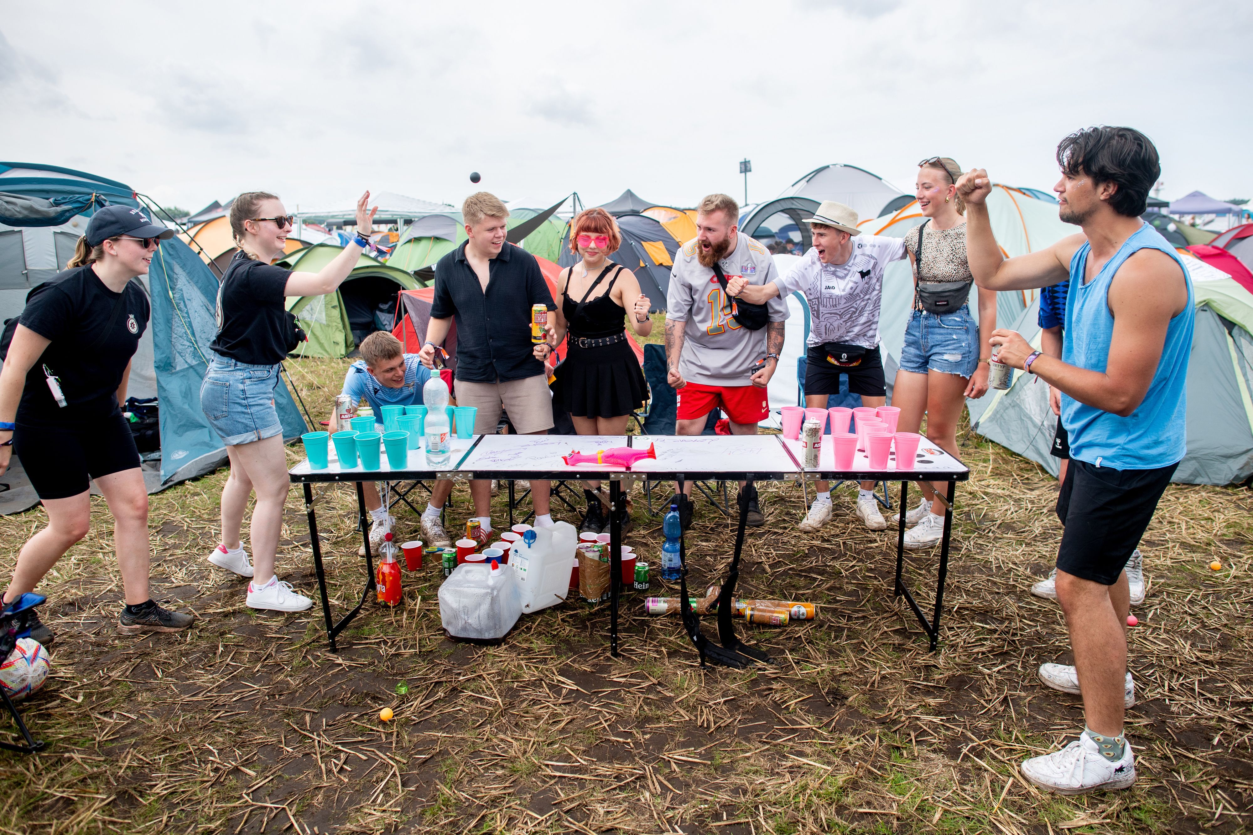Auch auf Festivals ist Bierpong ein beliebter Zeitvertreib.