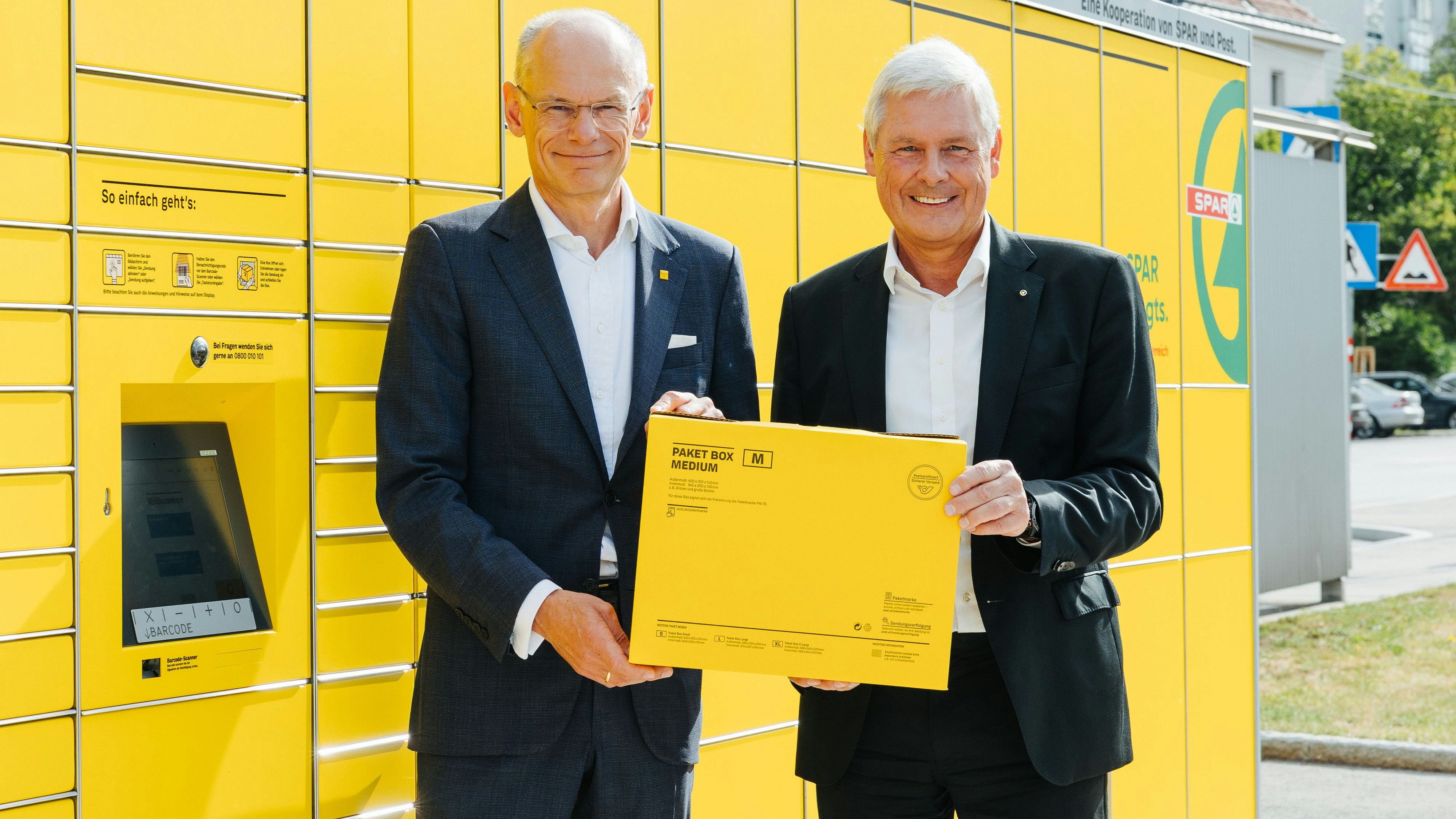 Post-Chef Walter Oblin und Spar-Vorstandsvorsitzender Hans K. Reisch bei der Einweihung der ersten neuen Poststation.
