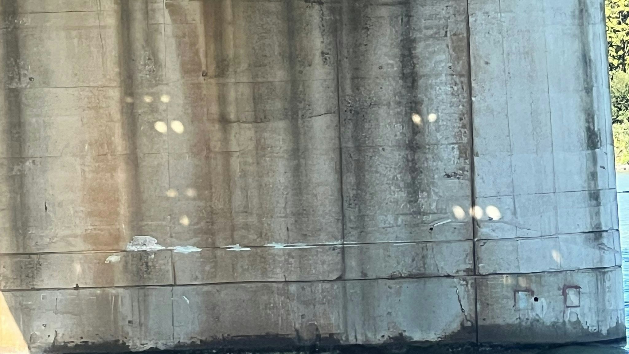 Die Streif-Schäden sind sichtbar. Das Schiff ist weitergefahren - es blieb bei dem Zwischenfall unbeschädigt.