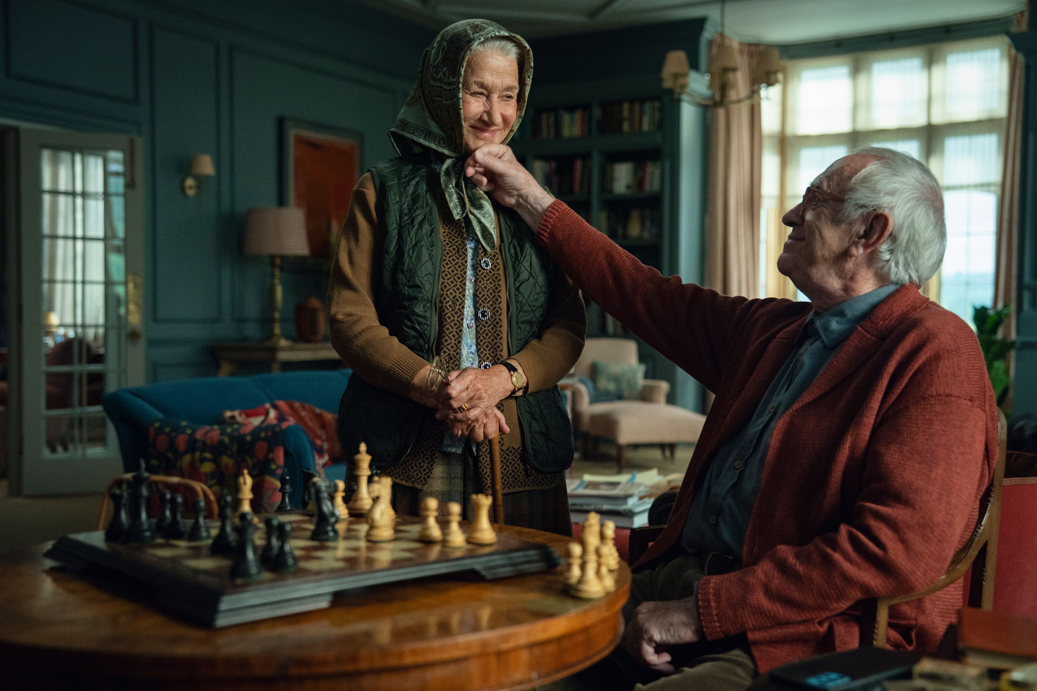 "Du siehst ja aus wie die Queen!" – Viel mehr als eine witzige Anspielung auf einen früheren Kino-Erfolg von Helen Mirren ist ihrem Film Ehemann Stephen (Jonathan Pryce) nicht vergönnt