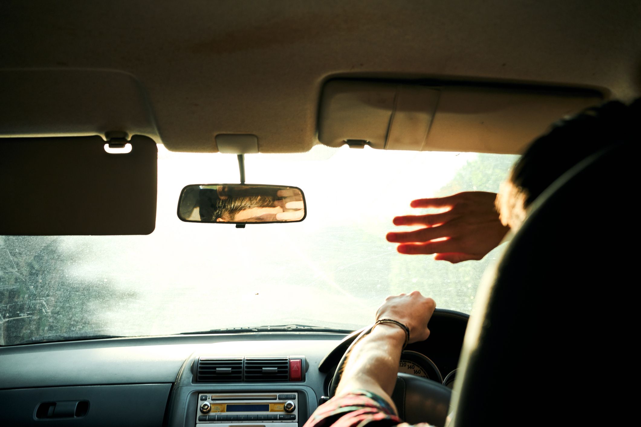 Der Pkw-Lenker wurde bei dem Überholmanöver von der Sonne geblendet.