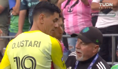 Suarez bei der Spuck-Attacke