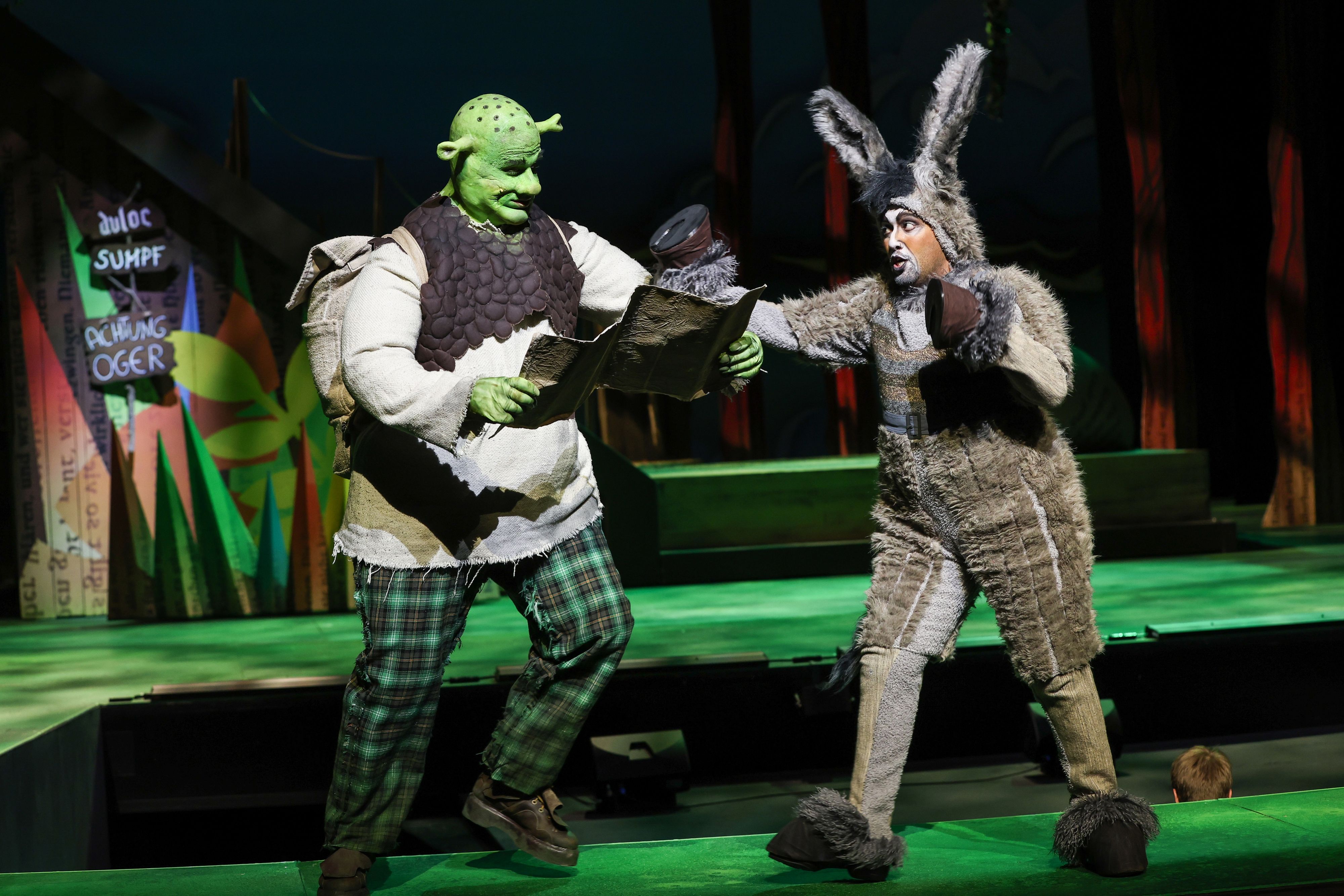 Shrek (Christian Fröhlich) und Esel (David Rodriguez-Yanez).