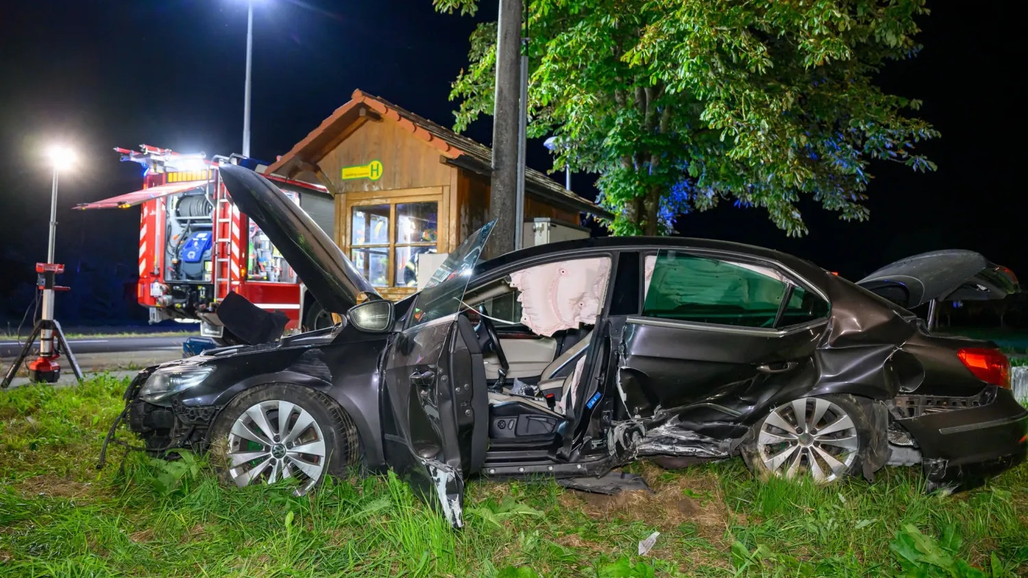 Heute.at - Volkswagen-Fahrer (25) donnert gegen Brunnenschacht