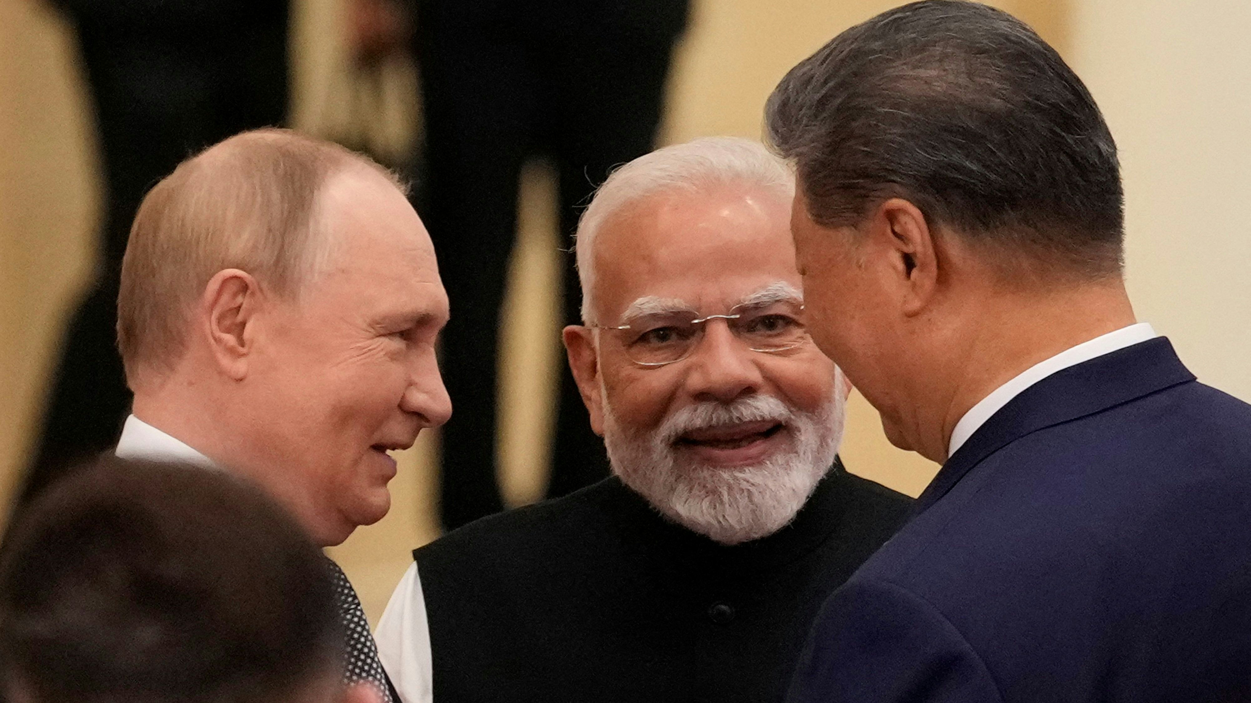 Indiens Premier Modi (m.) und Chinas Präsident Xi (r.) sind die stärksten Verbündeten, auf die Russlands Präsident Putin (l.) international noch immer zählen kann. Die Stimmung zwischen den dreien schien beim Gipfel in Tianjin hervorragend zu sein.