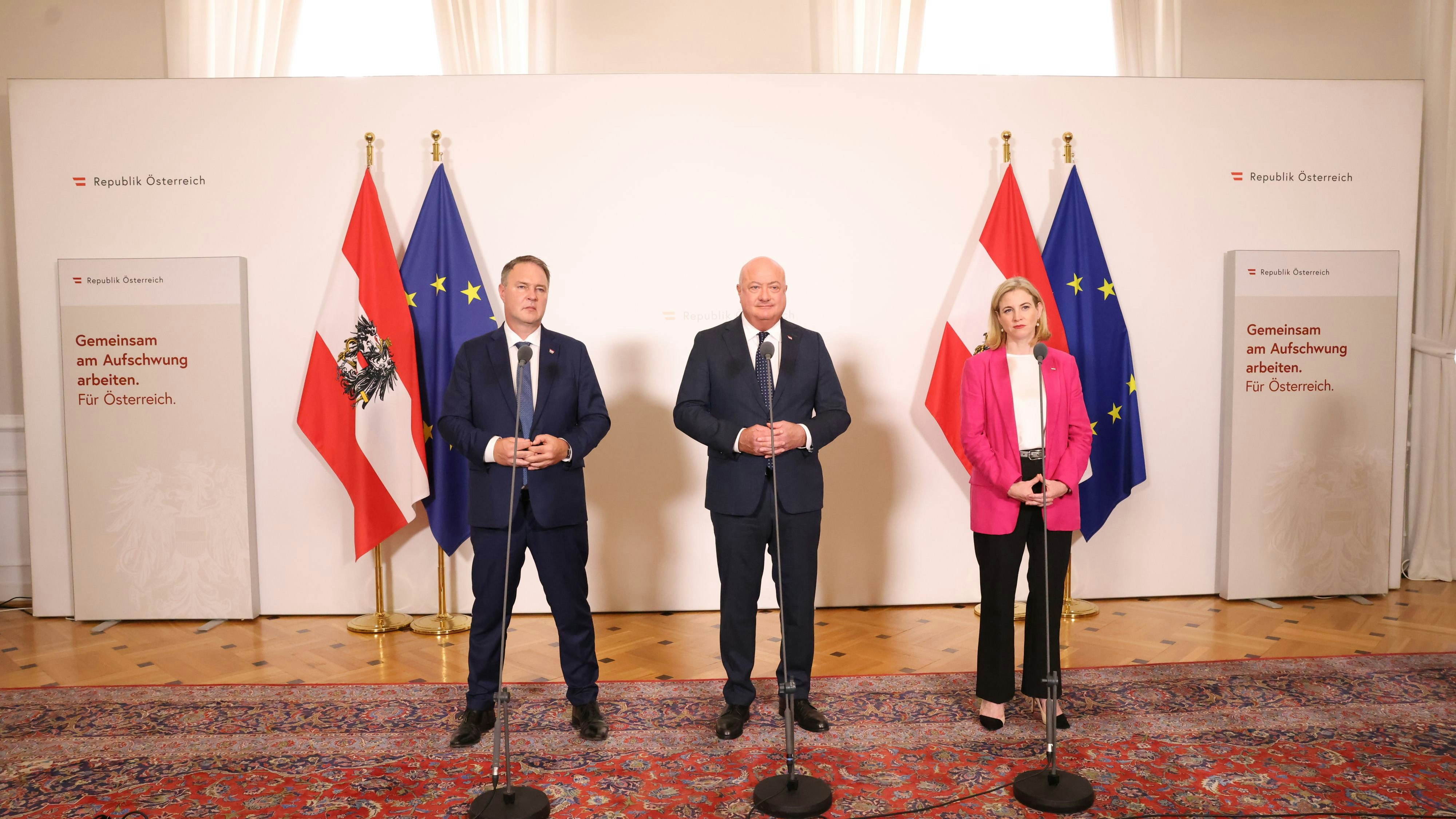 Koalitionsspitze vor Beginn der Regierungsklausur im Kanzleramt: Babler, Stocker, Meinl-Reisinger (v.l.).