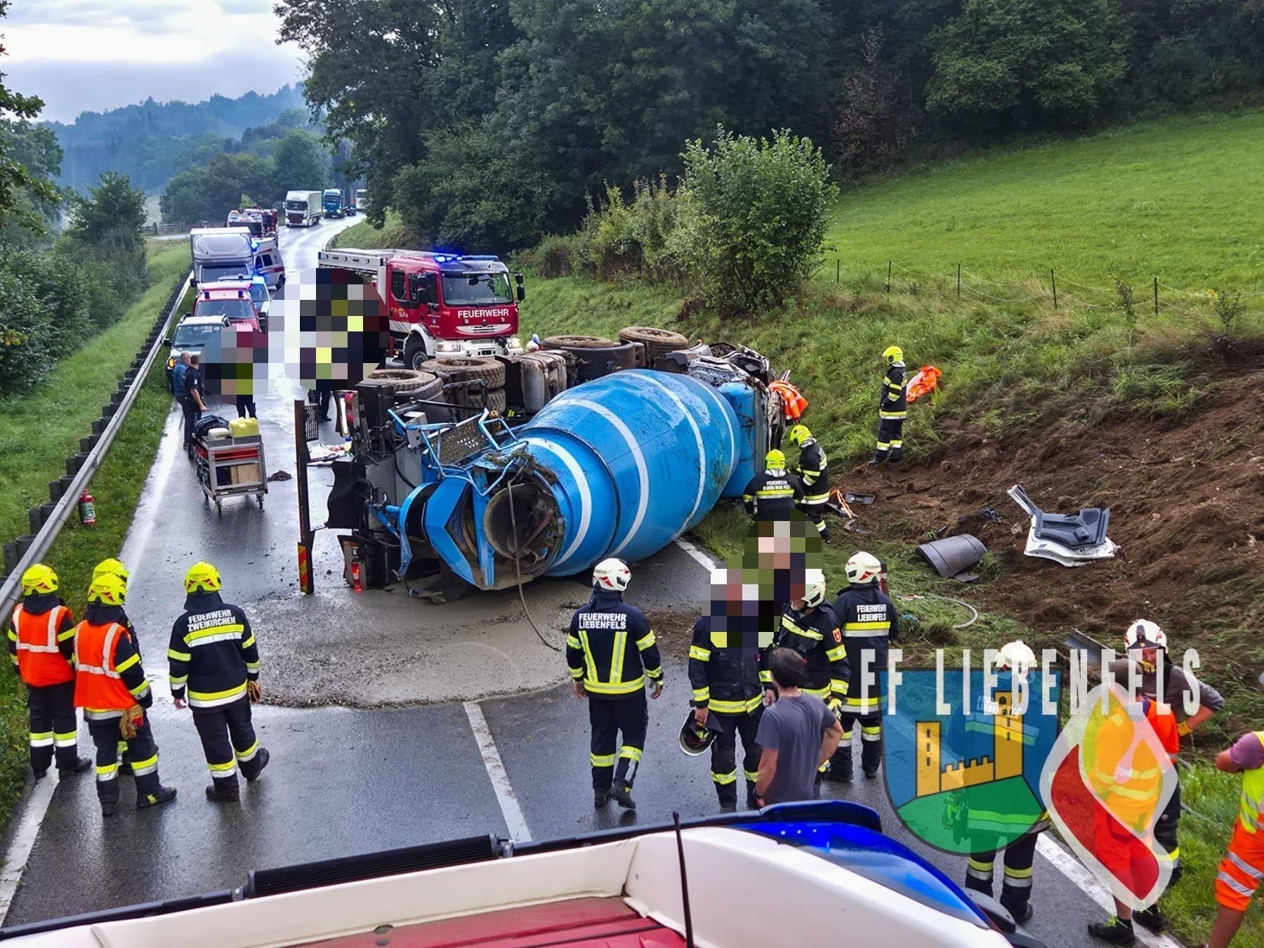 In Kärnten kam es am Dienstag zu einem schweren Verkehrsunfall. Ein Betonmischer kam auf der Seite zum Liegen. Zahlreiche Feuerwehren standen im Einsatz. 