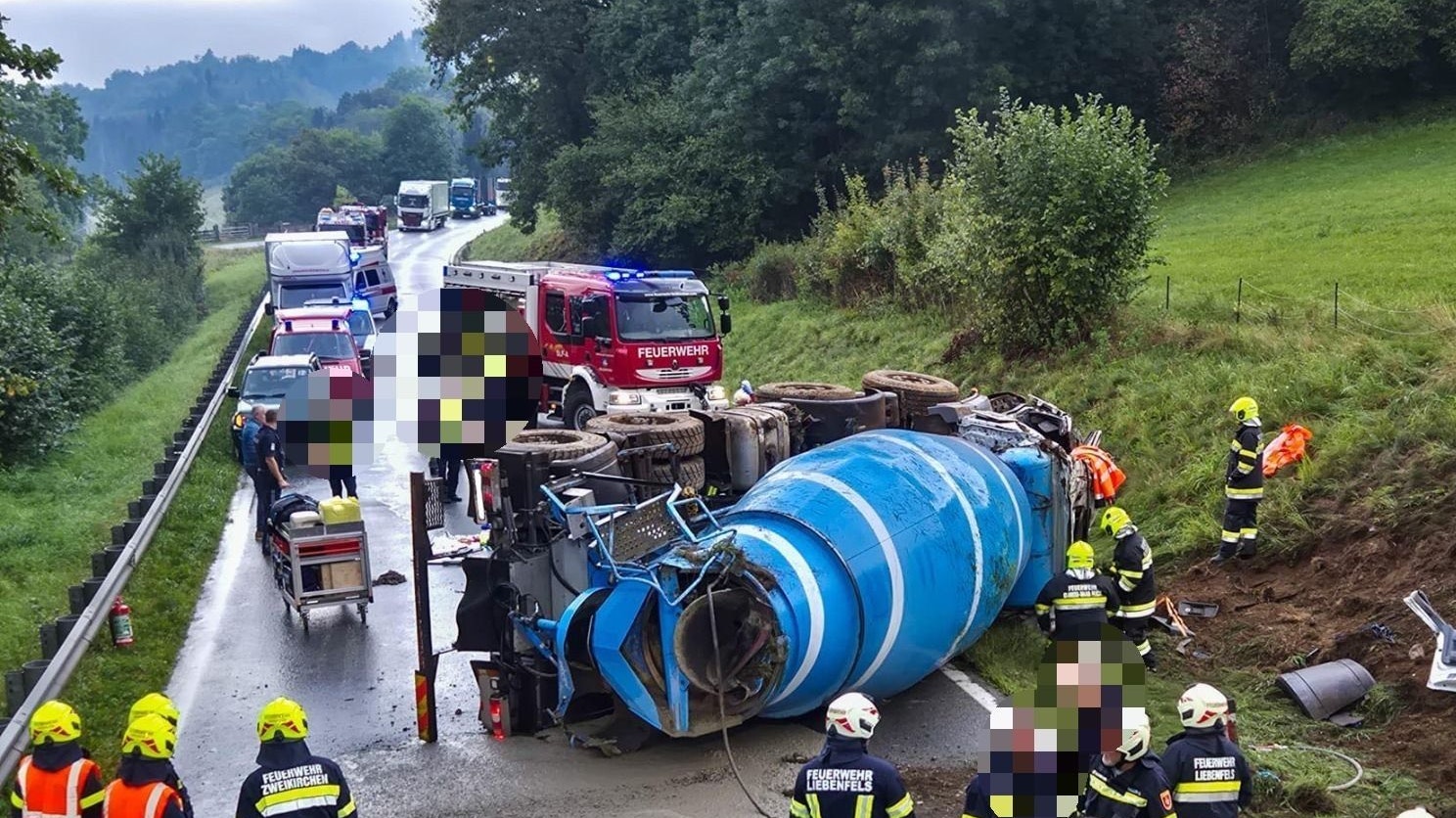 In Kärnten kam es am Dienstag zu einem schweren Verkehrsunfall. Ein Betonmischer kam auf der Seite zum Liegen. Zahlreiche Feuerwehren standen im Einsatz. 