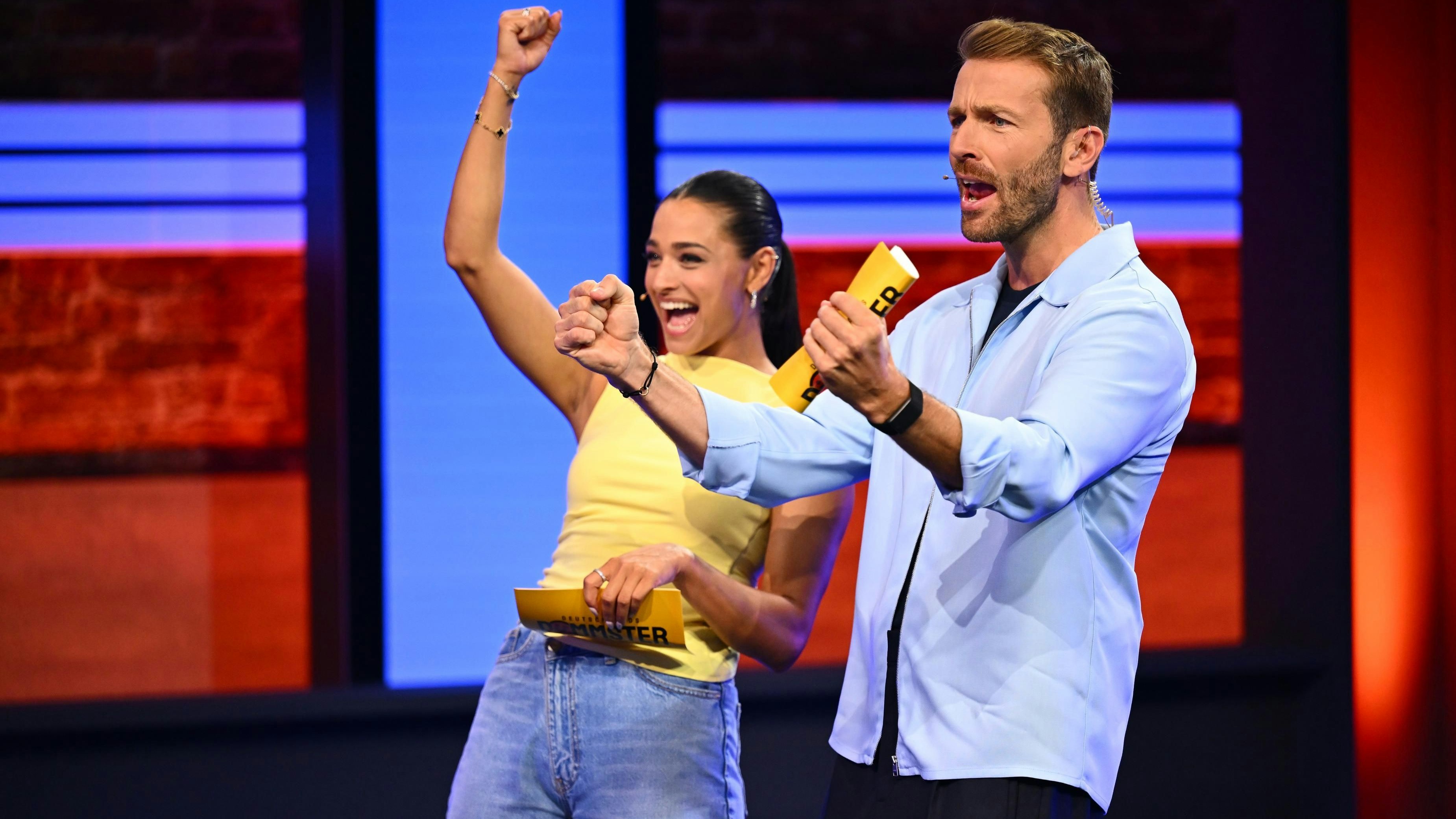 Amira Aly und ihr Lebenspartner Christian Düren amüsieren sich bei "Deutschlands dümmster Promi".