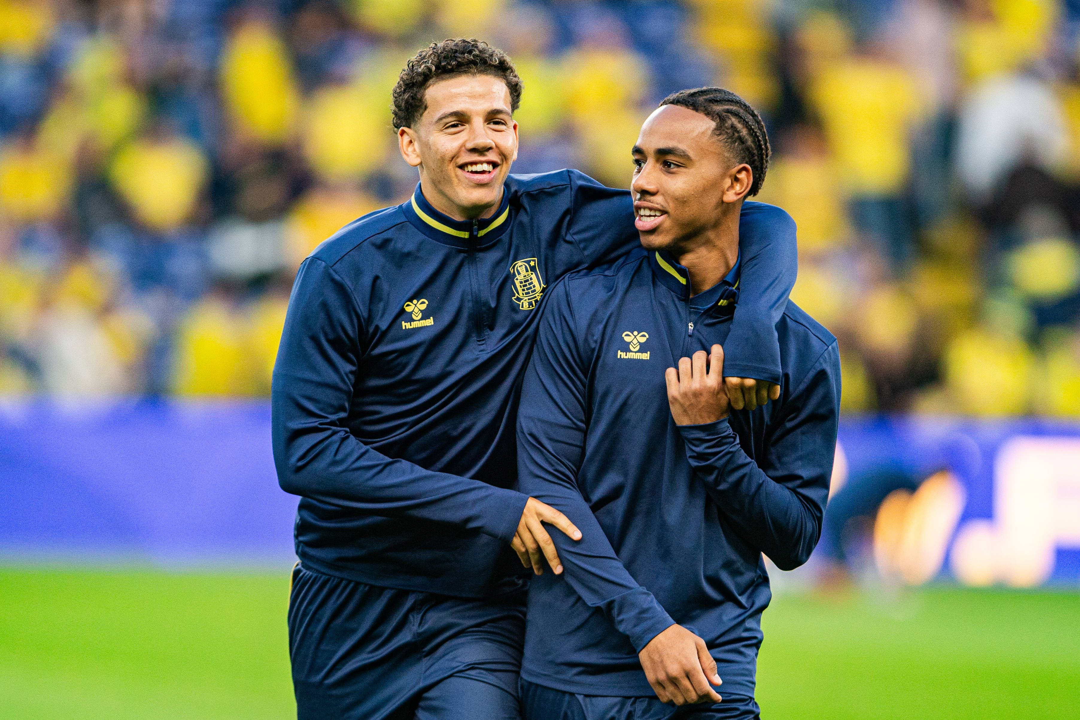 Clement Bischoff (l.) unterschrieb in Salzburg.