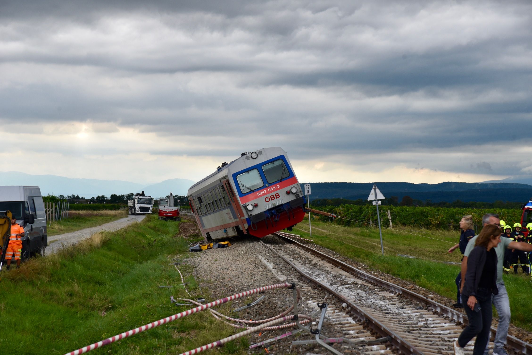 Zug nach Unfall mit Pkw entgleist – Pkw-Lenker schwer verletzt