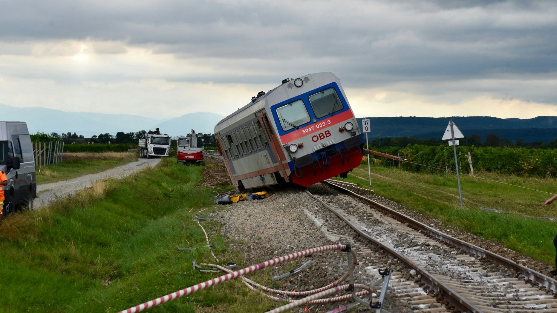 Heute.at - Schwerer Crash – Zug nach Unfall mit Pkw entgleist