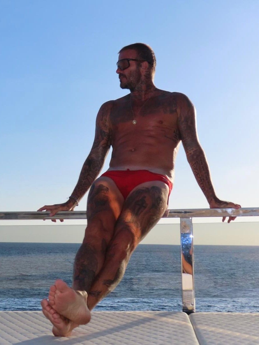 David Beckham setzt sich mit einer knappen Badehose in Pose.
