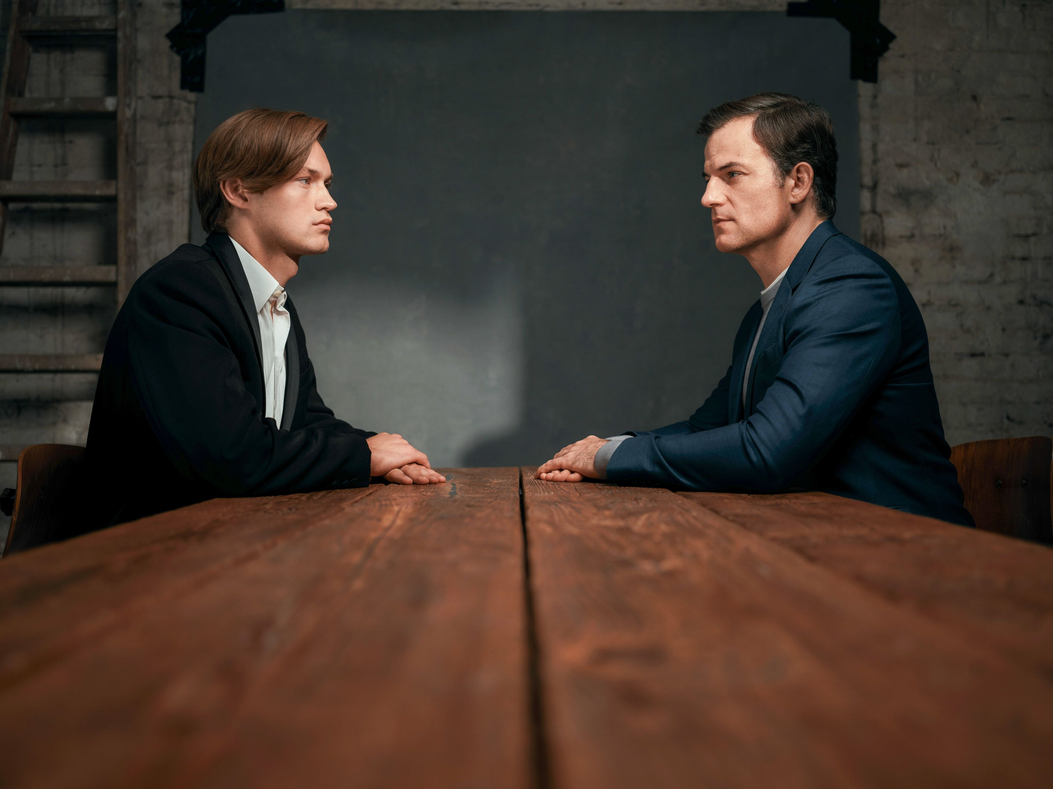 Peter Klettmann in jungen Jahren (Damian Hardung, l.).