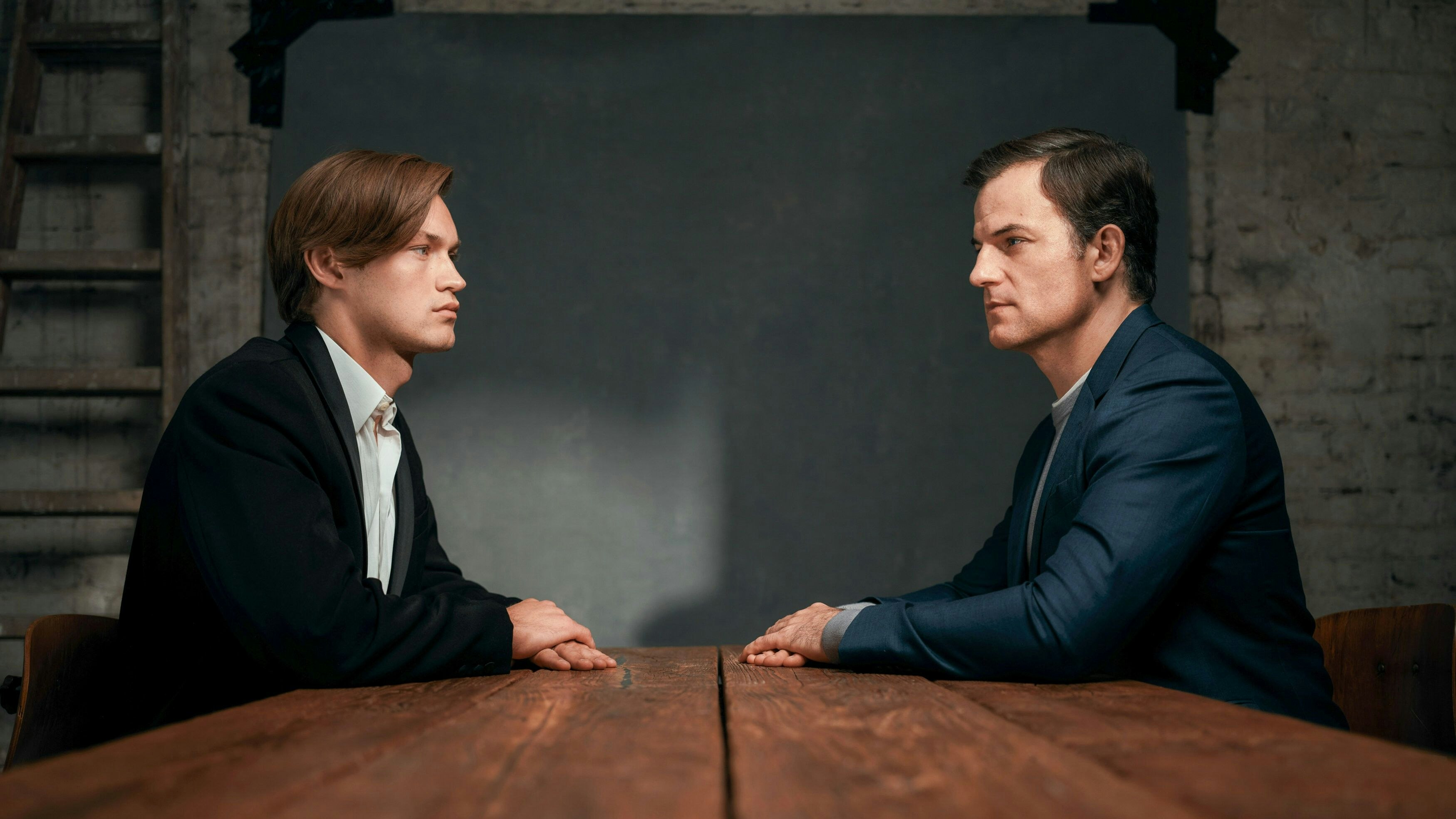 Peter Klettmann in jungen Jahren (Damian Hardung, l.),