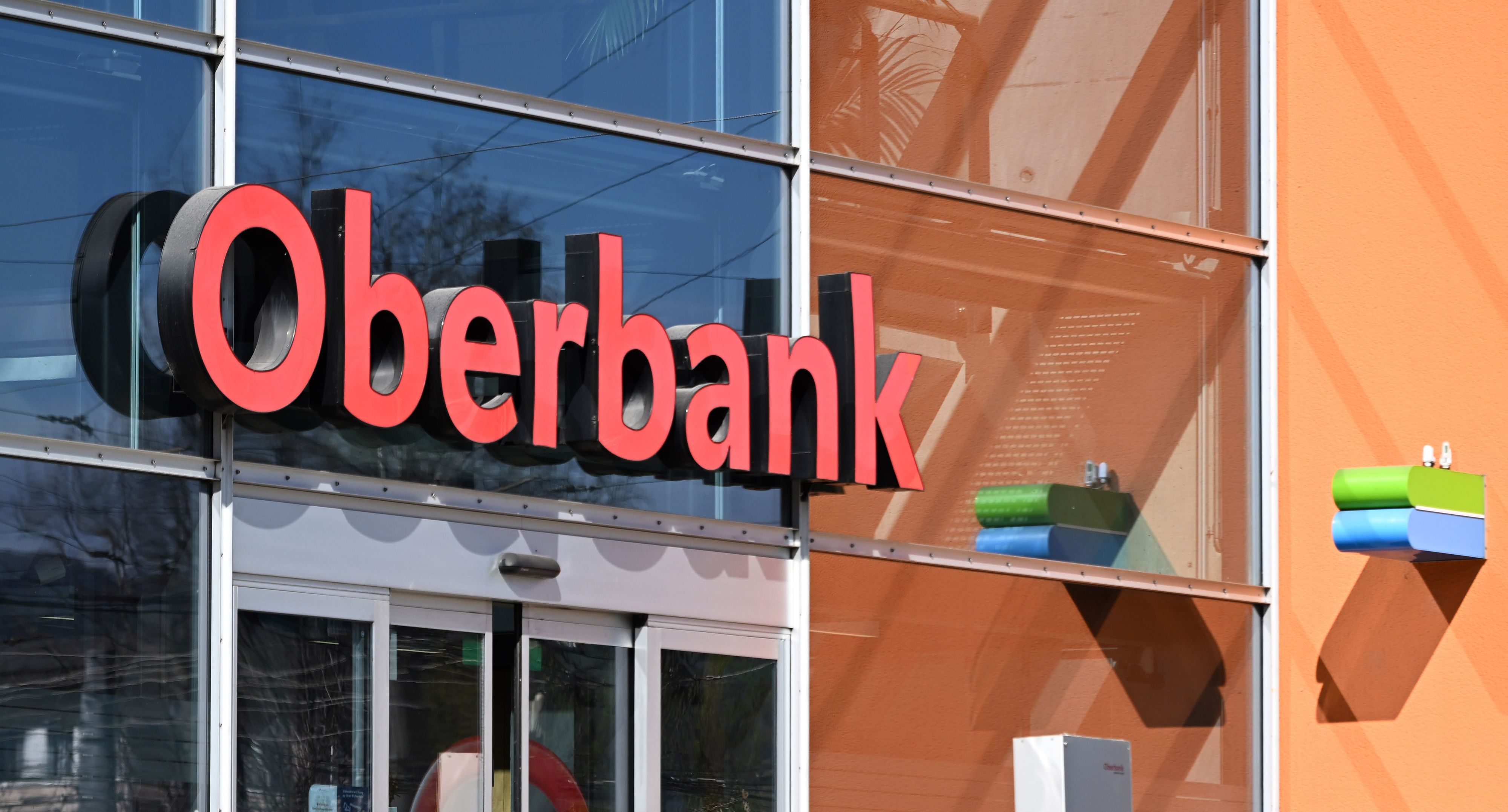 In mehreren Filialen der Oberbank in Bayern kann man künftig kein Bargeld mehr beheben. (Symbolbild)