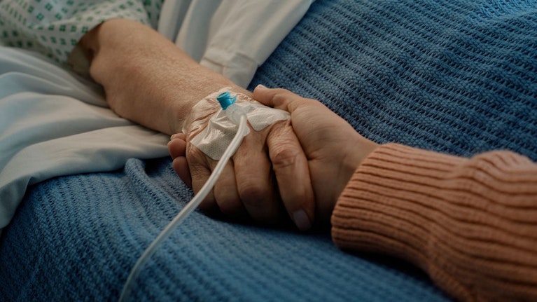 Seit 2022 dürfen Ärzte auch bei uns todkranke Patienten bei ihrem Wunsch nach selbstbestimmtem Sterben unterstützen. Welche Voraussetzungen man dafür erfüllen muss, wie es in der Praxis abläuft, wie viele Österreicher es bereits getan haben – der Überblick.