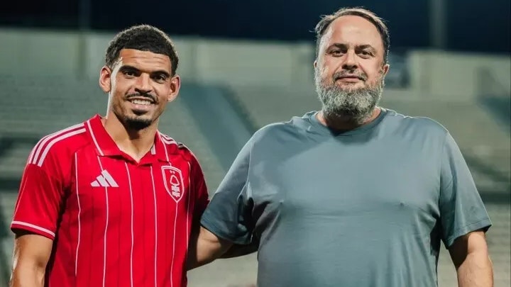 Gibbs-White und Marinakis im Video zur Vertragsverlängerung. 