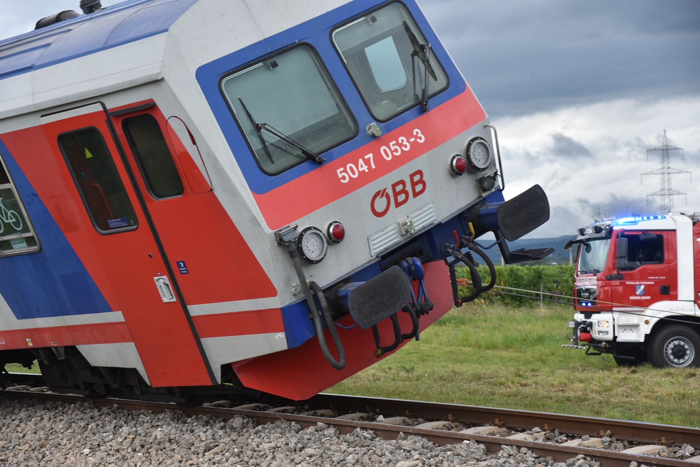 In Günselsdorf kam es zu einem Zusammenstoß zwischen einem Pkw und einem Zug.
