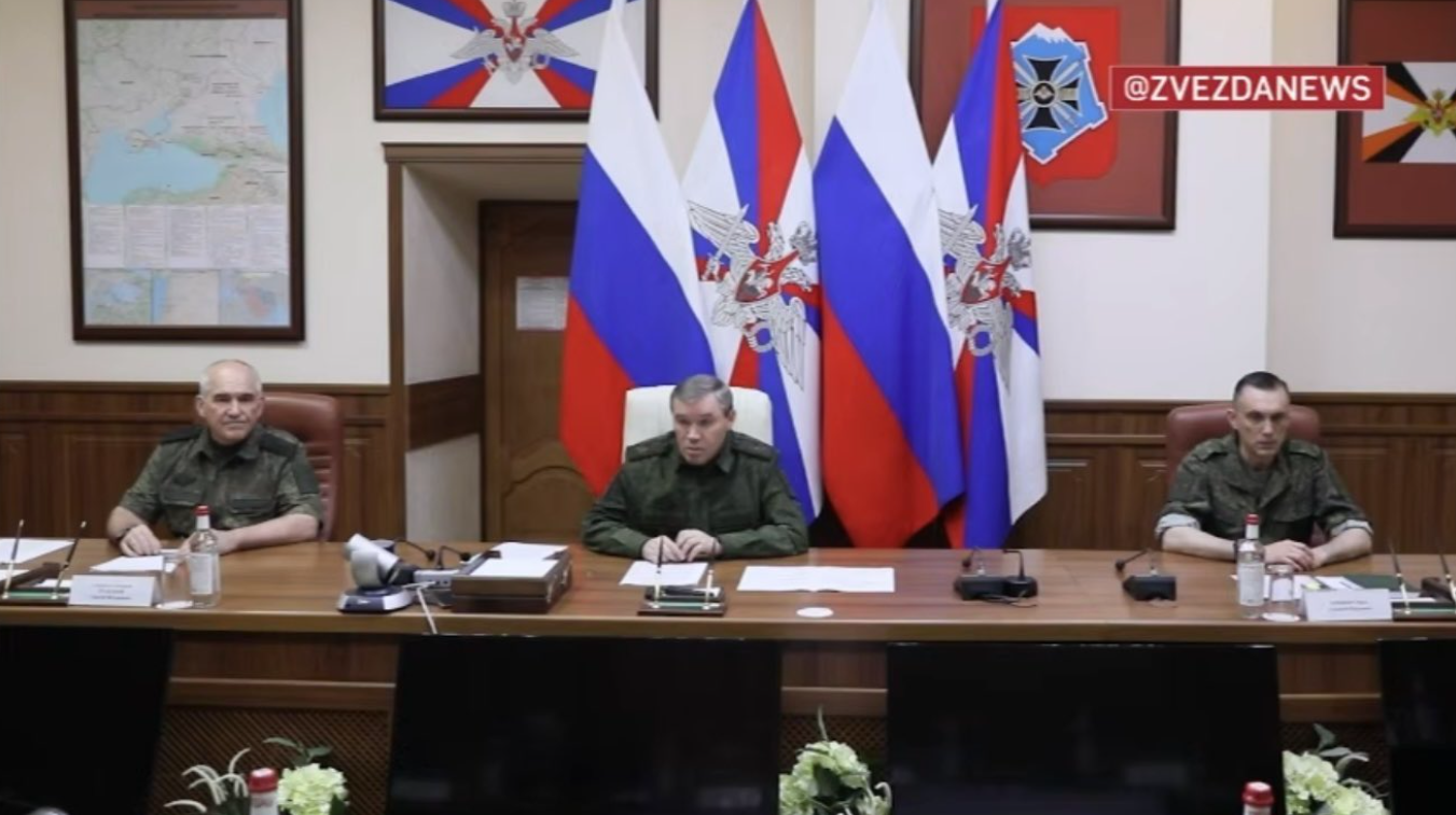 Eine Karte (links) zeigt, was Kreml-Chef Putin vorhat.