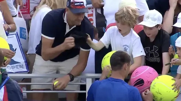 Heute.at - Millionär stiehlt Kind Kappe, jetzt geht er in die Knie