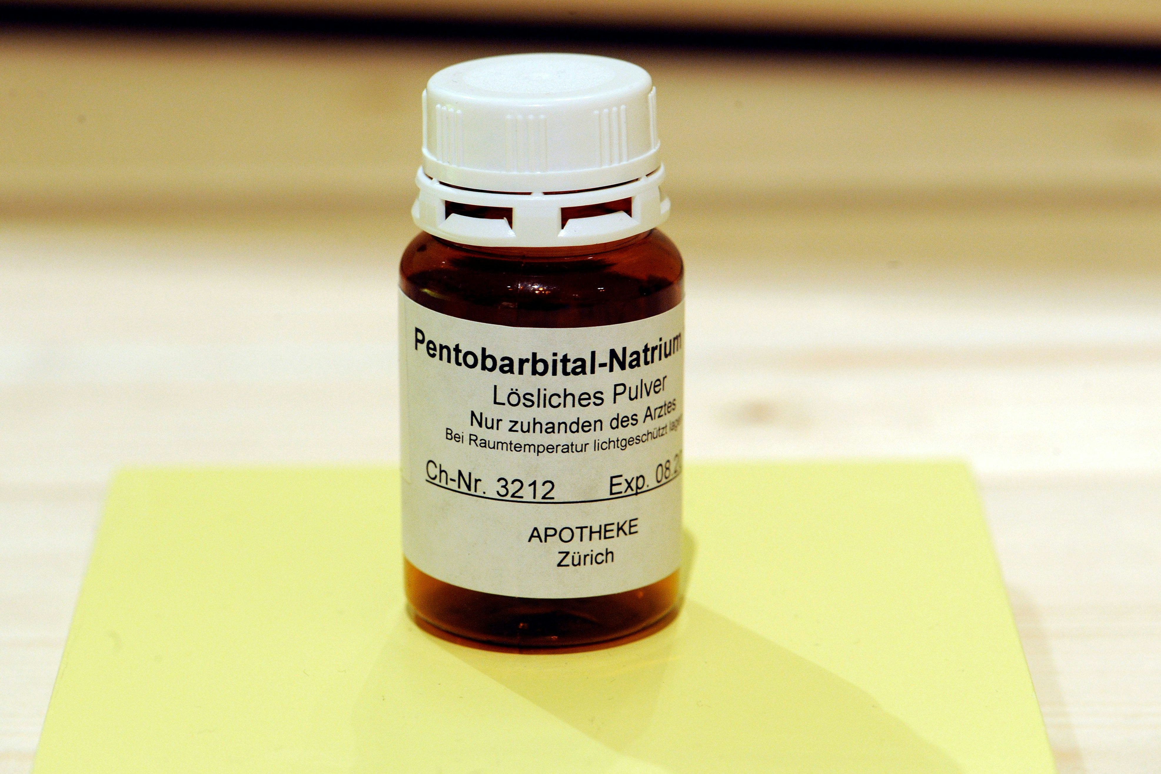 Natrium-Pentobarbital schmeckt extrem bitter. Wer es trinken möchte, bekommt vorab ein Mittel gegen den Brechreiz