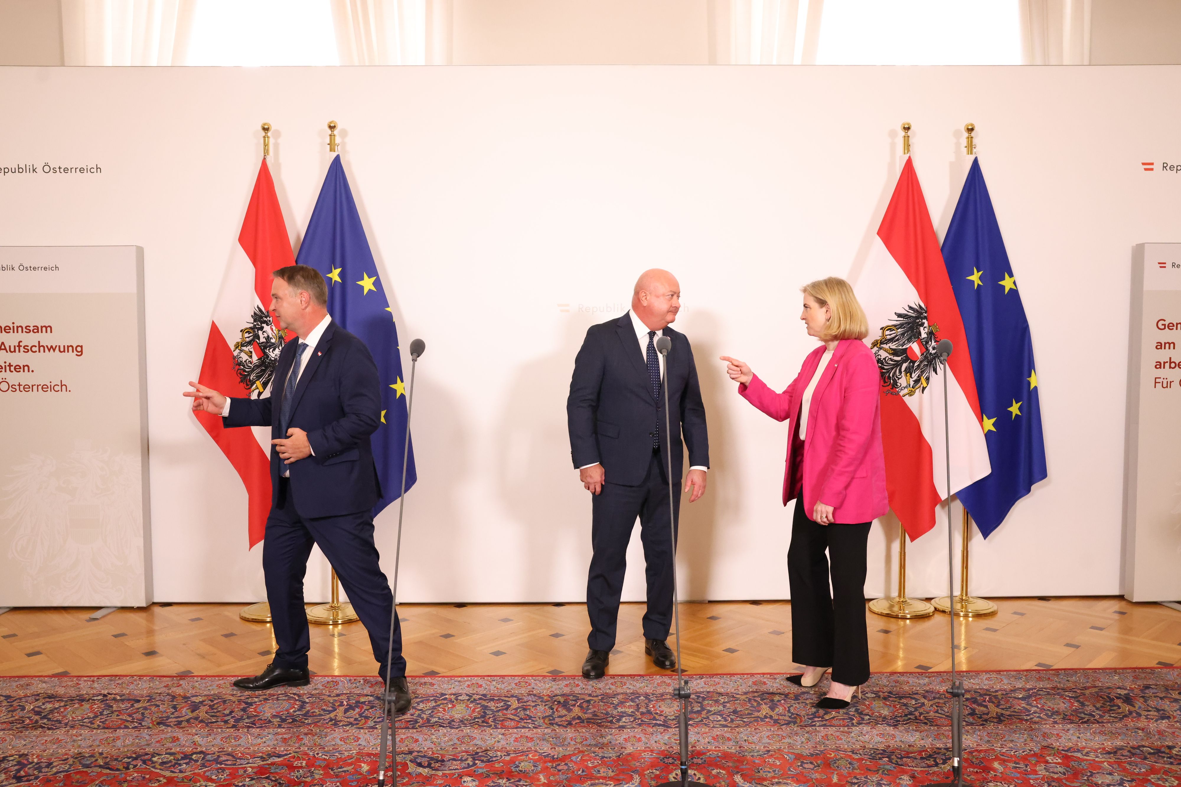 Wir müssen was machen! Kanzler Stocker, Vize Babler und Außenminister Meinl-Reisinger ringen um den Weg aus der Krise.