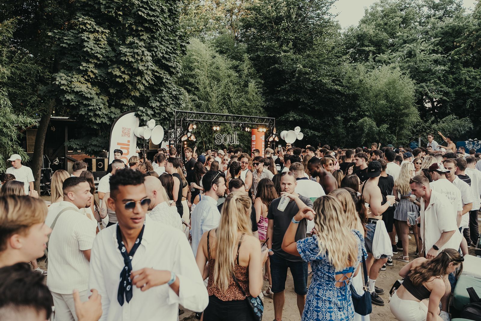 Ein neuer Partytrend setzt sich in Wien durch. Die Jugend feiert lieber bei Tag als zu später Stunde.