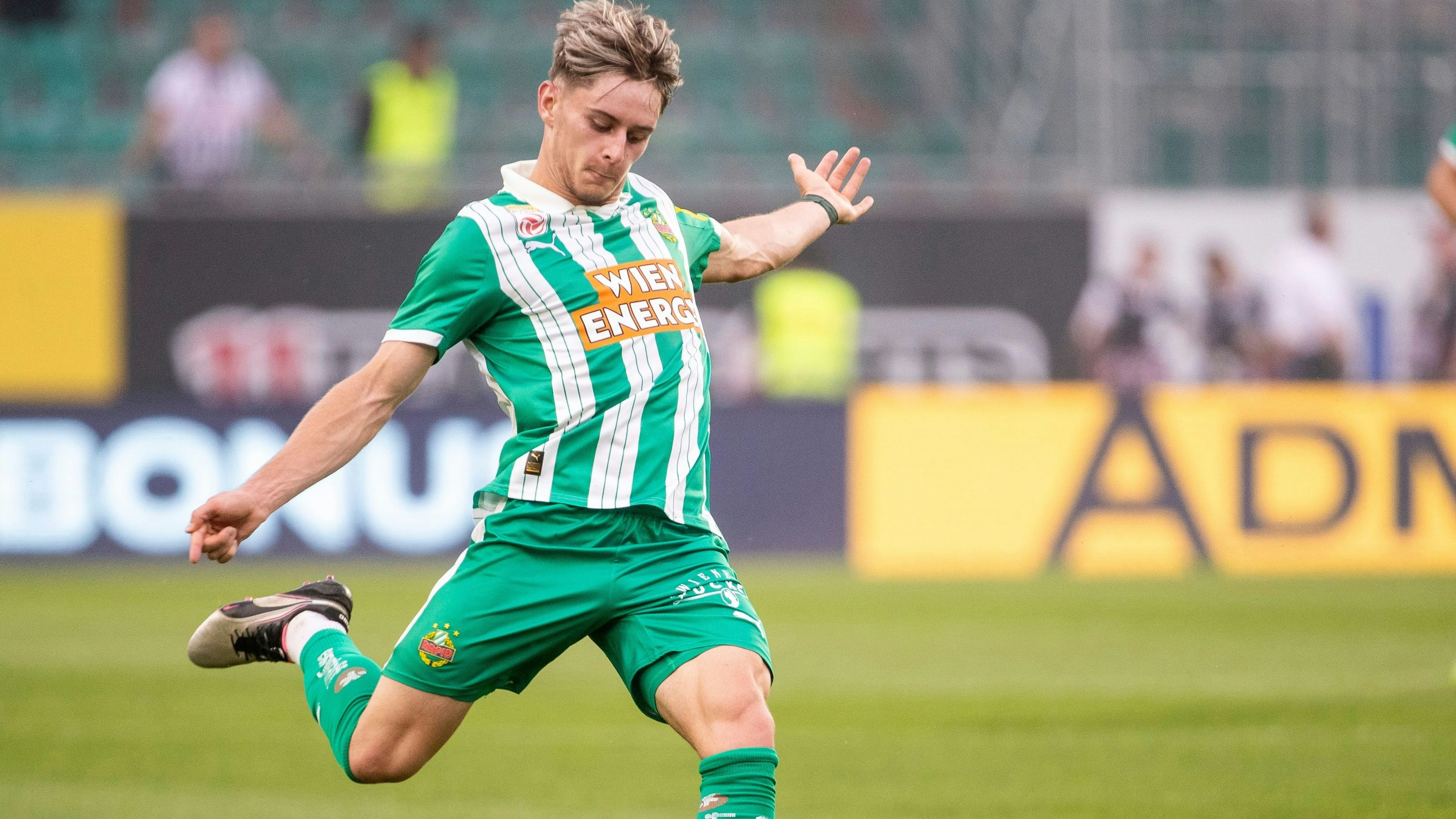 Heute.at - Rapid gibt Mittelfeldspieler an Konkurrenten ab