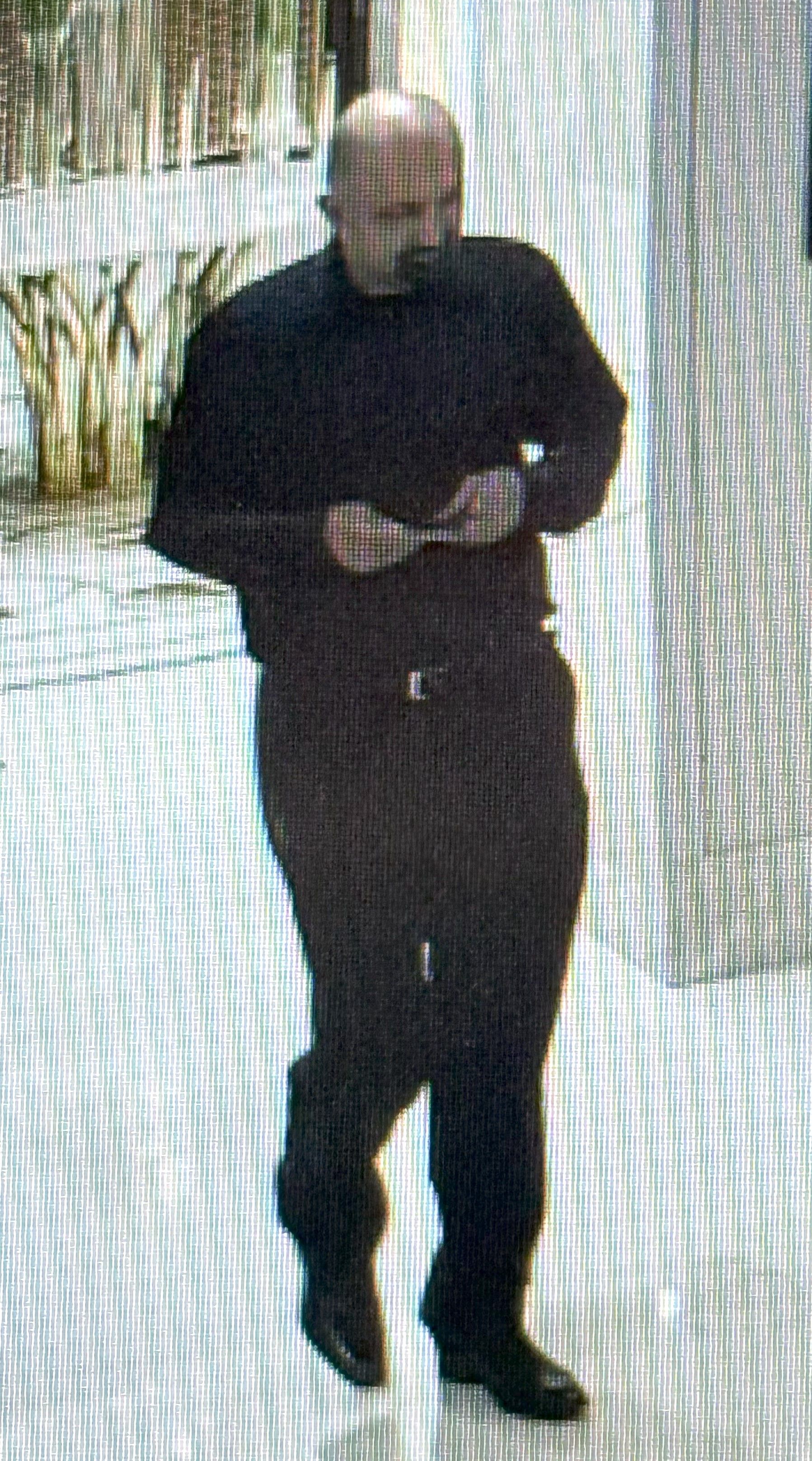 Die Polizei sucht nach dem Tatverdächtigen.