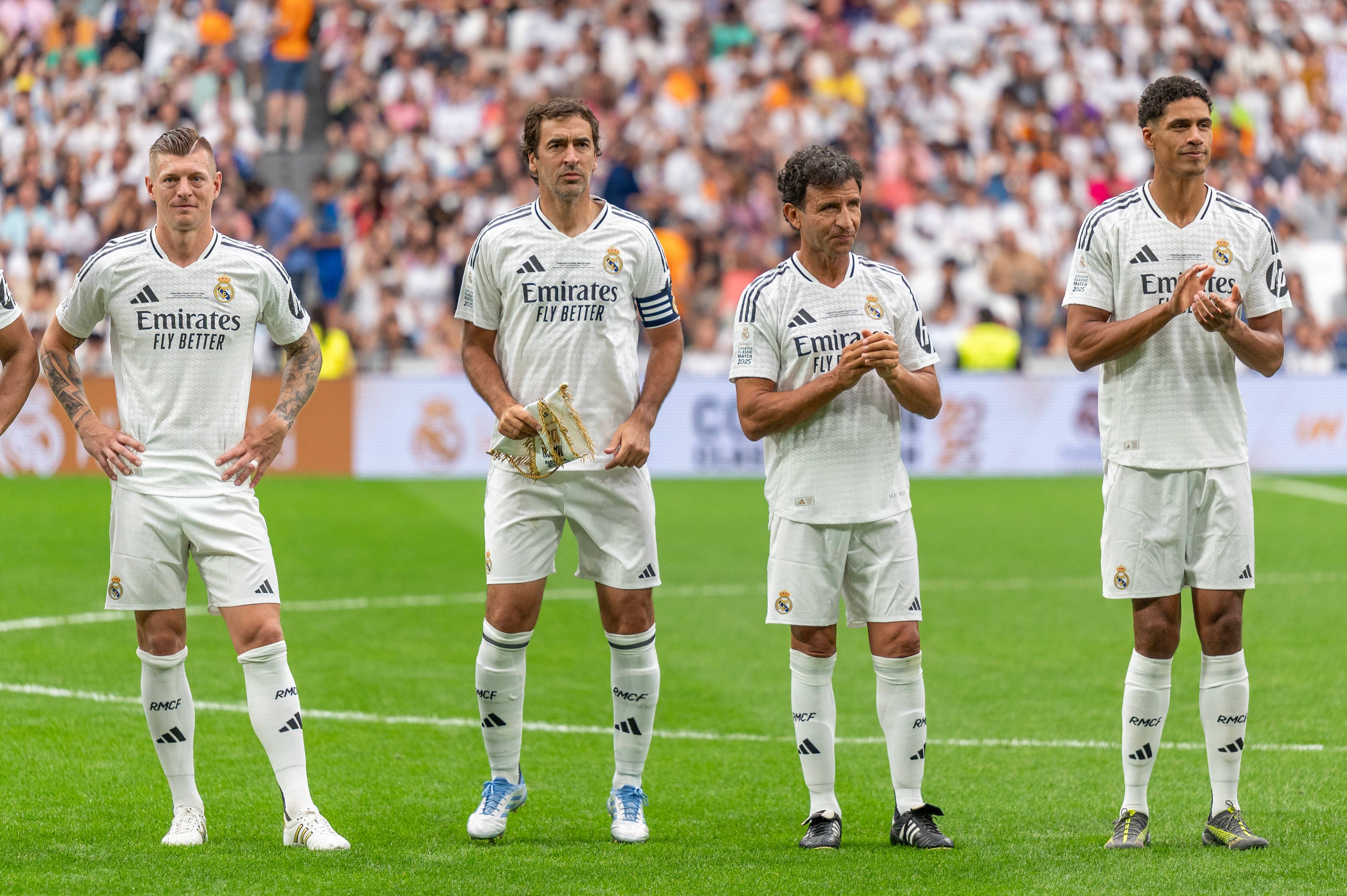 Raul (2.v.l.) wird mit Bayer Leverkusen in Verbindung gebracht.