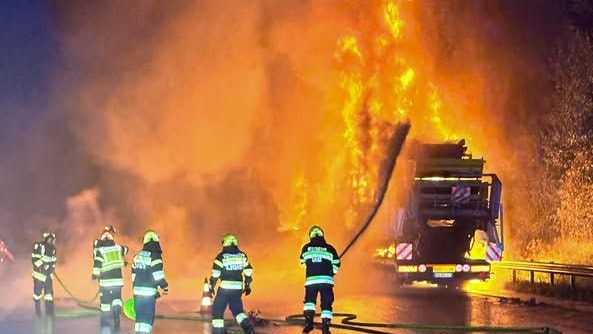 Heute.at - Flammeninferno auf A2 – Lkw geriet in Vollbrand