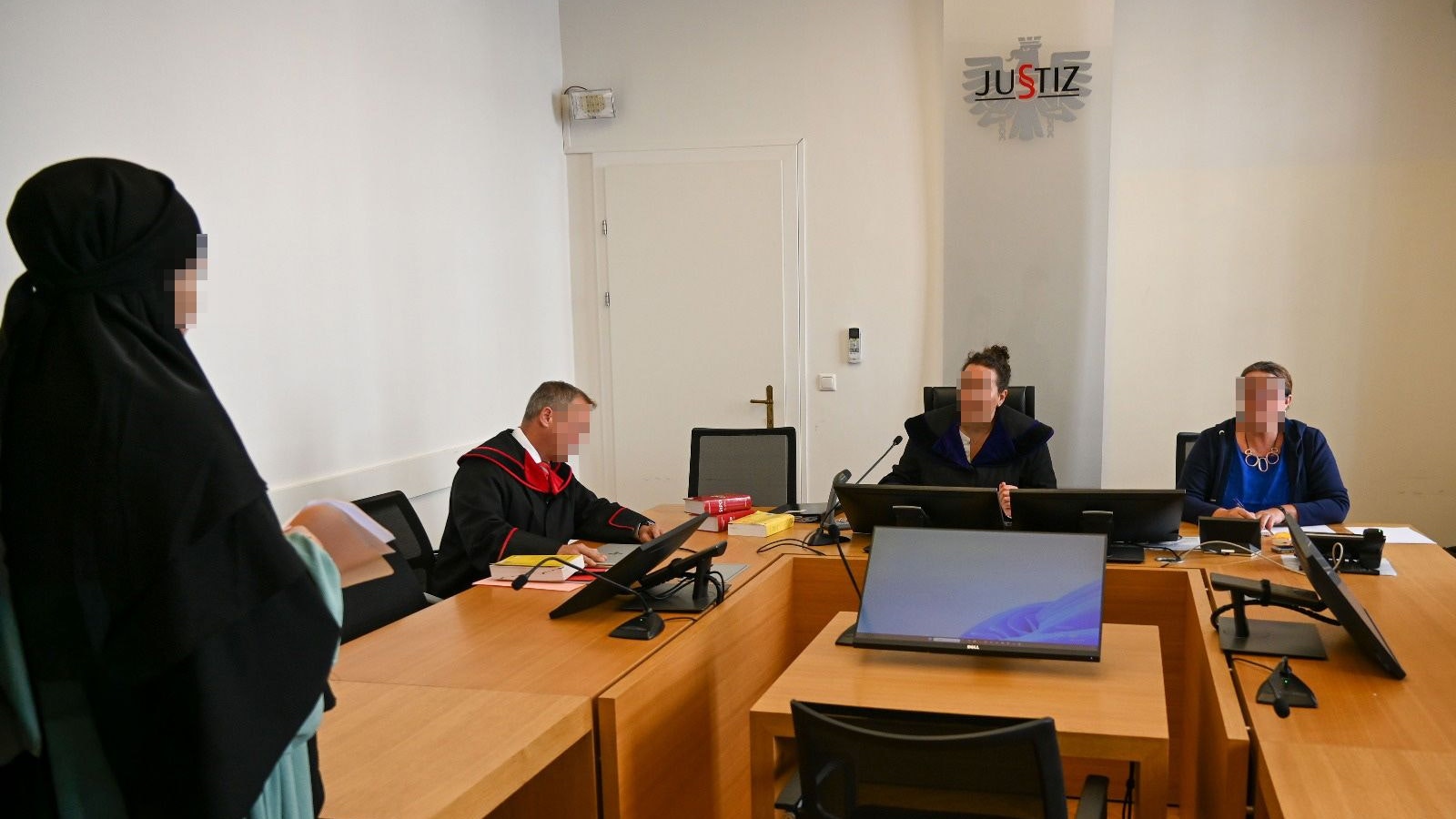 Heute.at - Wurst-Attacke auf Muslima: Eklat zum Prozess-Start