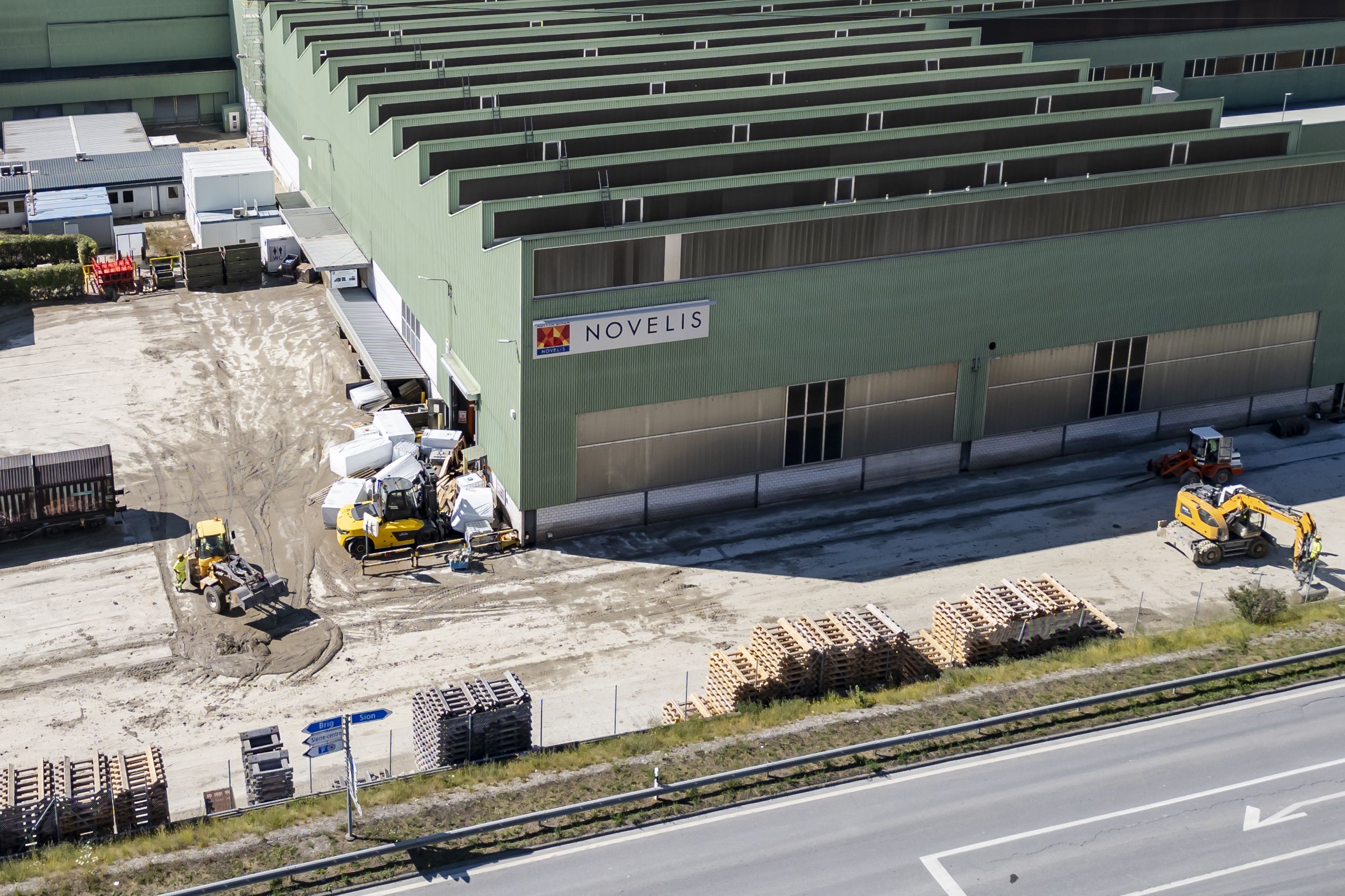 Das Unternehmen Novelis in der französischen Schweiz hat den Mitarbeitern irrtümlich drei Monatsgehälter ausbezahlt. Dass diese nicht zurückbezahlt werden sollen, sorgt für Kritik. 