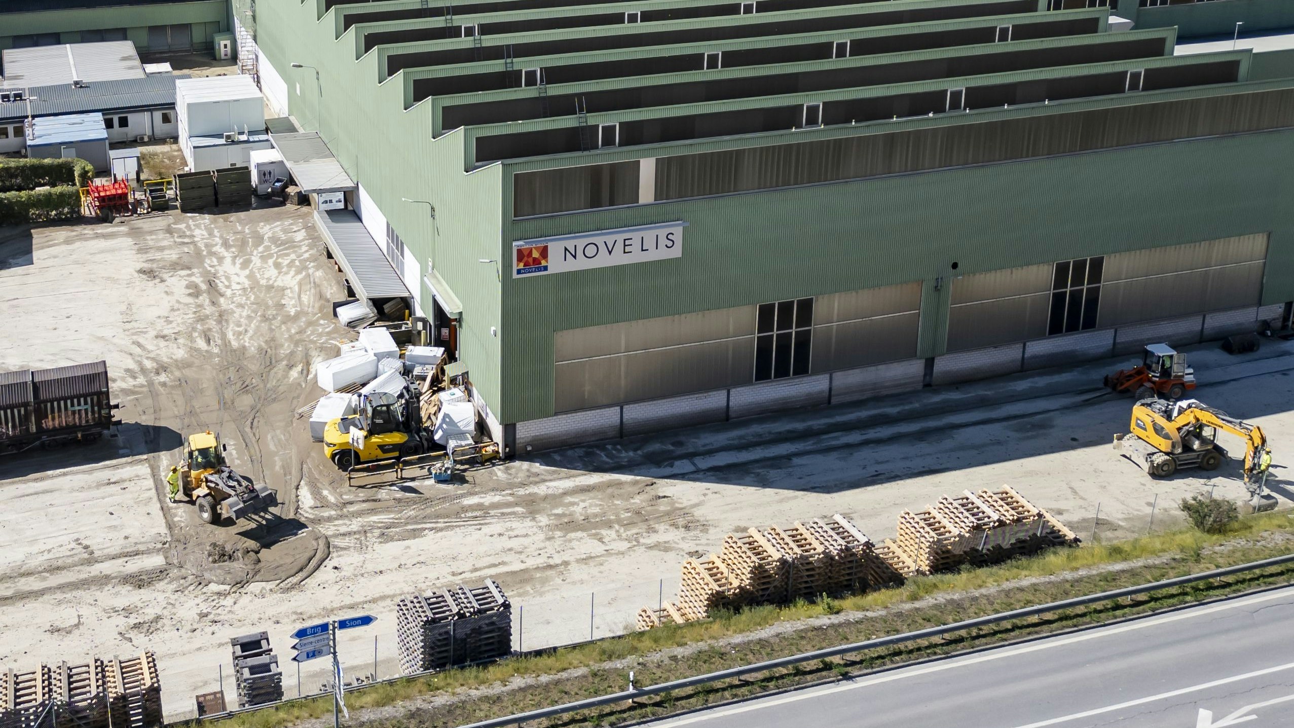 Das Unternehmen Novelis in der französischen Schweiz hat den Mitarbeitern irrtümlich drei Monatsgehälter ausbezahlt. Dass diese nicht zurückbezahlt werden sollen, sorgt für Kritik. 