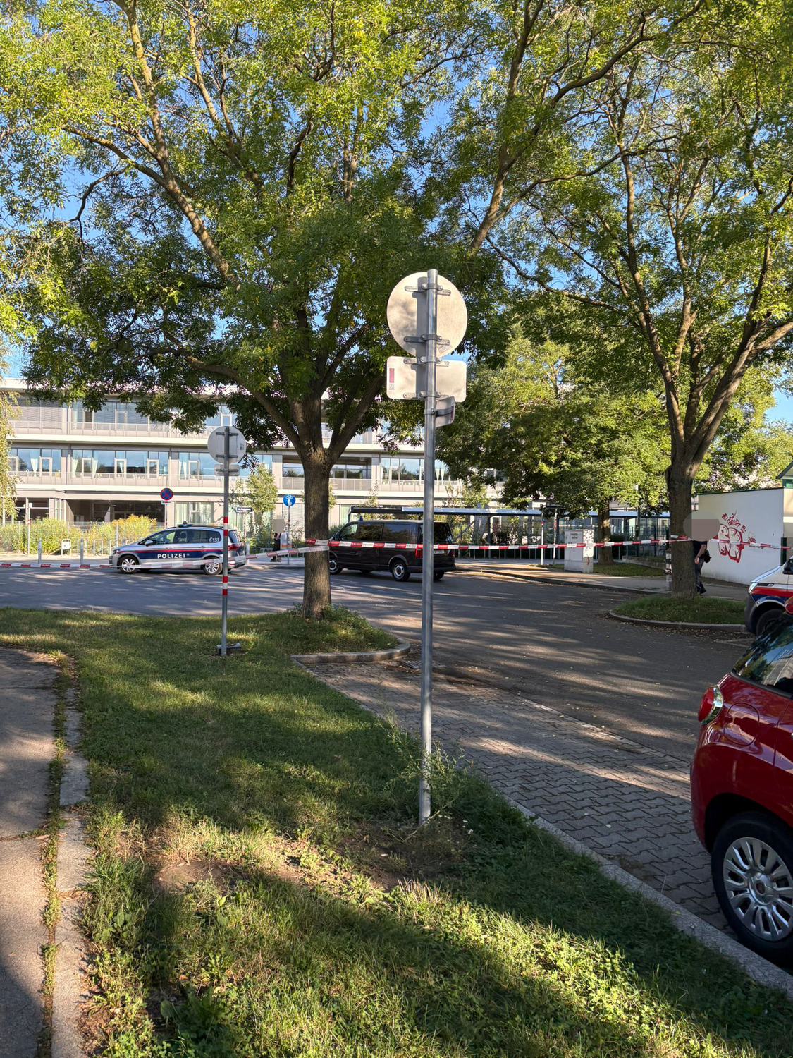 Ein Trolley sorgte für einen Großeinsatz an einer Schule.