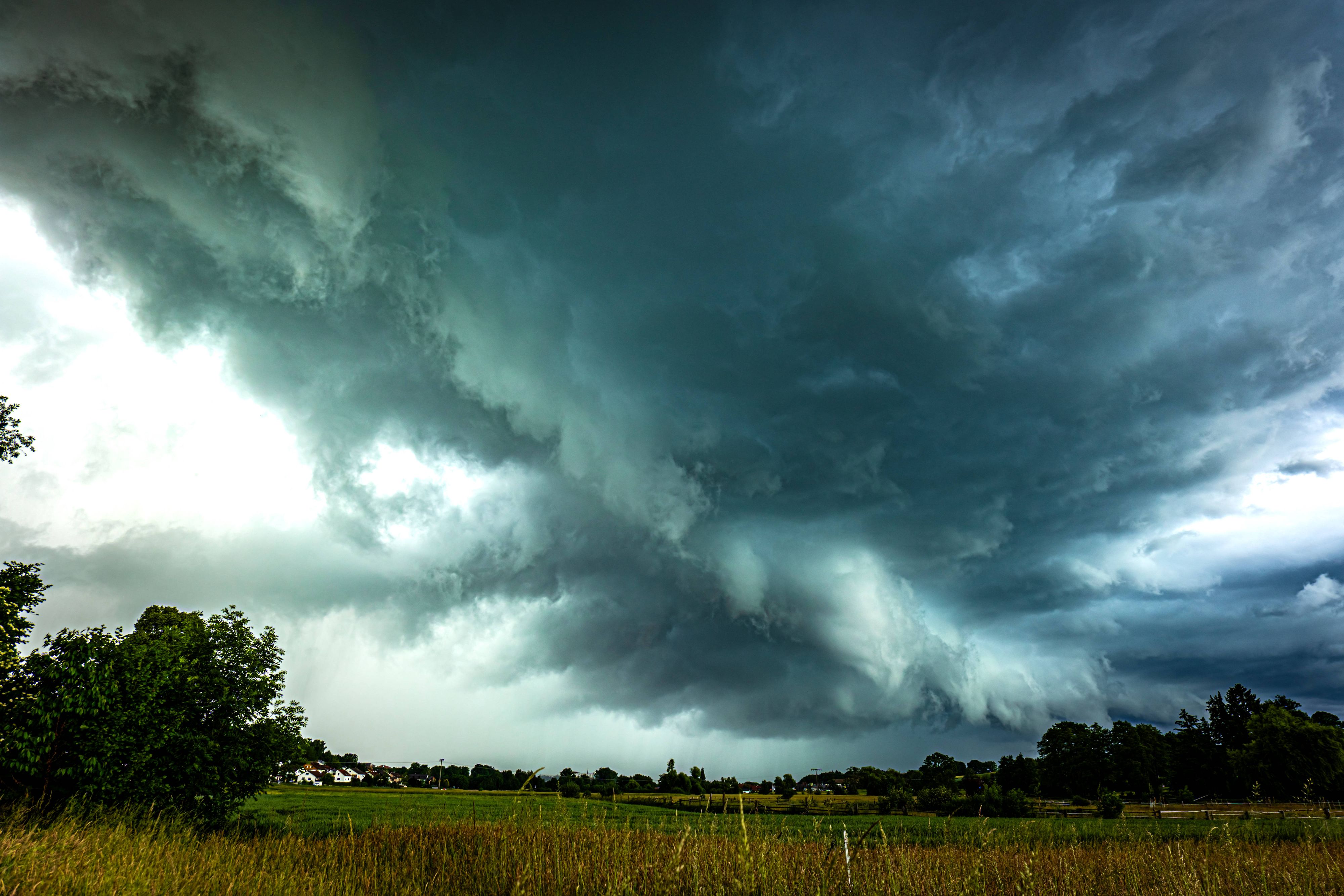 Ein heftiges Gewitter steuert auf Österreich zu.
