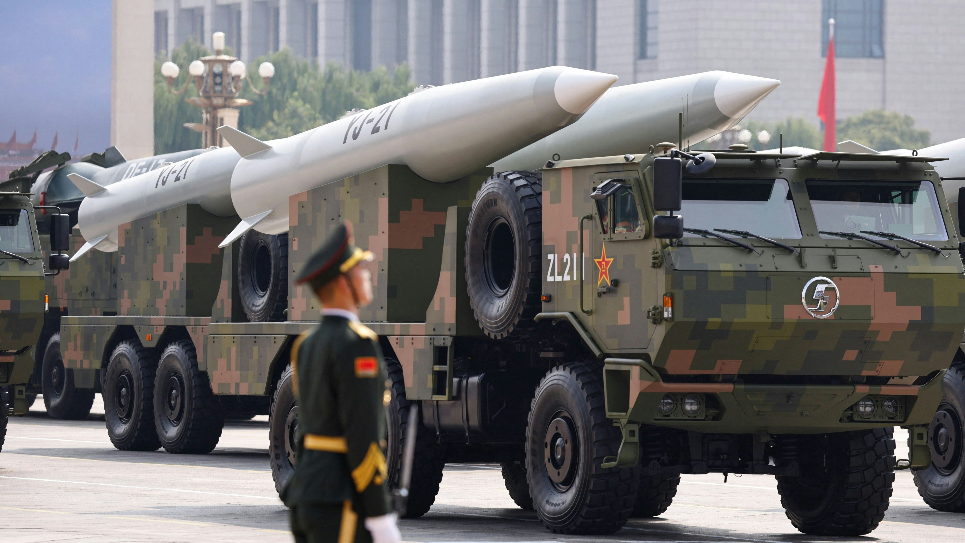 Militärparade zum 80. Jahrestag des Endes des Zweiten Weltkriegs in Peking: Ein Mitglied der Volksbefreiungsarmee steht neben YJ-21-Raketen