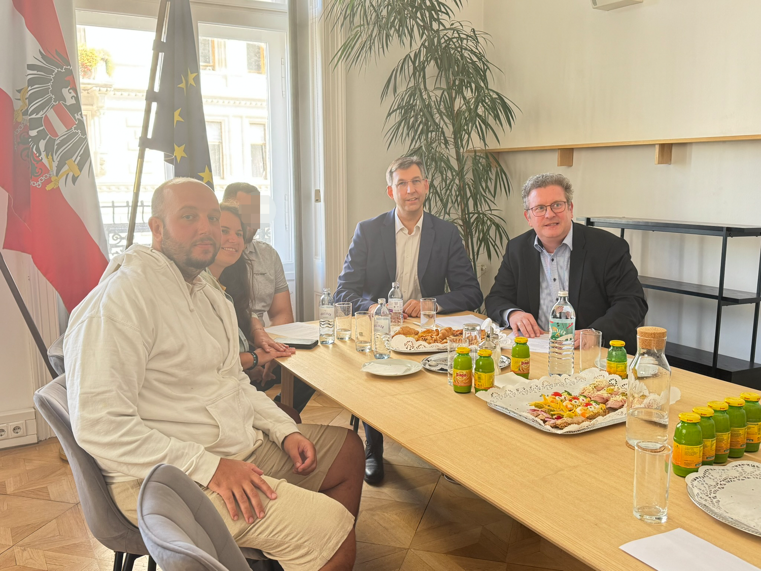 Beim Hintergrundgespräch berichteten die Unternehmer von ihrer Situation.