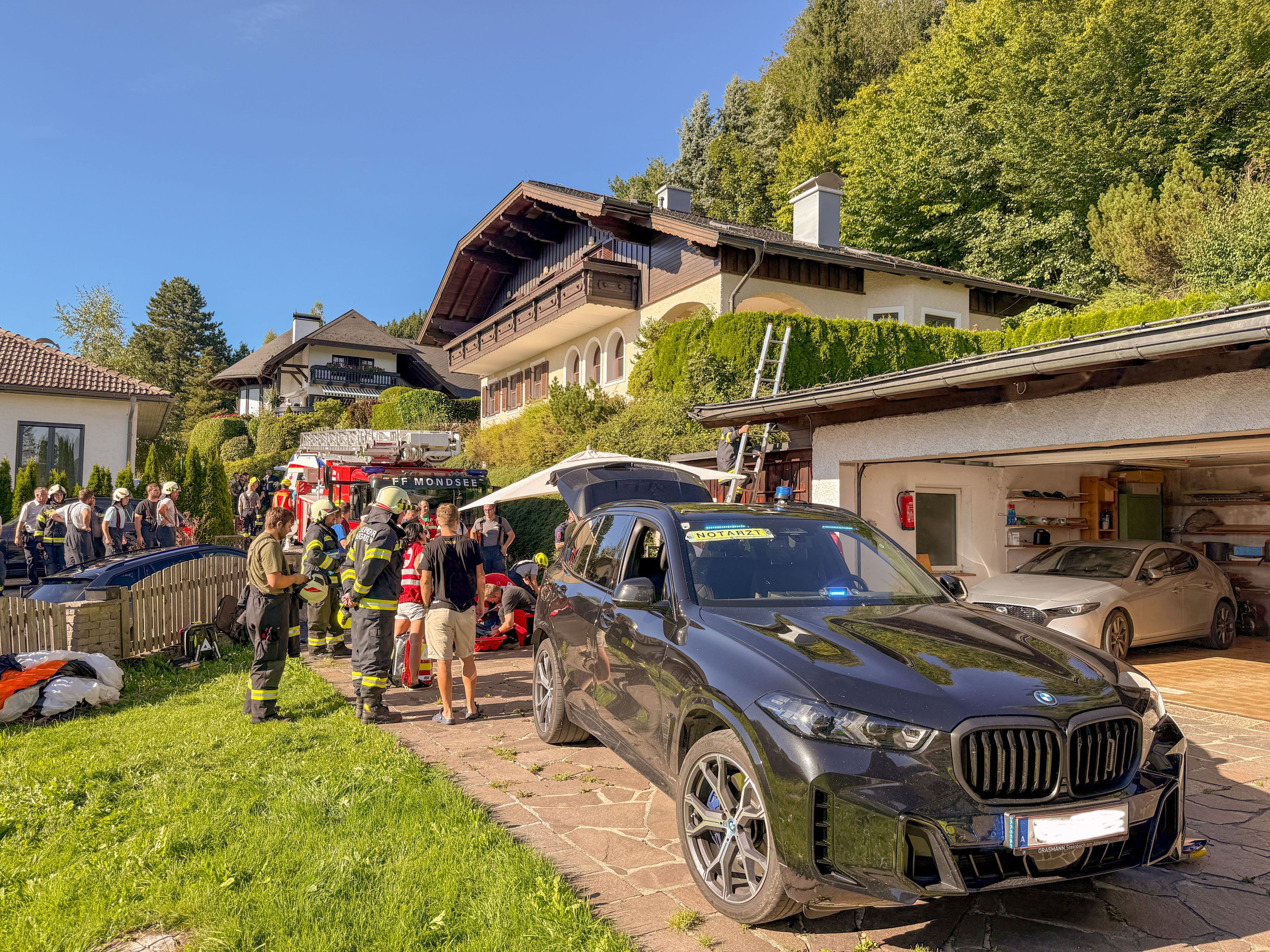 Bei dem Unfall standen zahlreiche Kräfte des Roten Kreuzes und der Feuerwehr im Einsatz. 